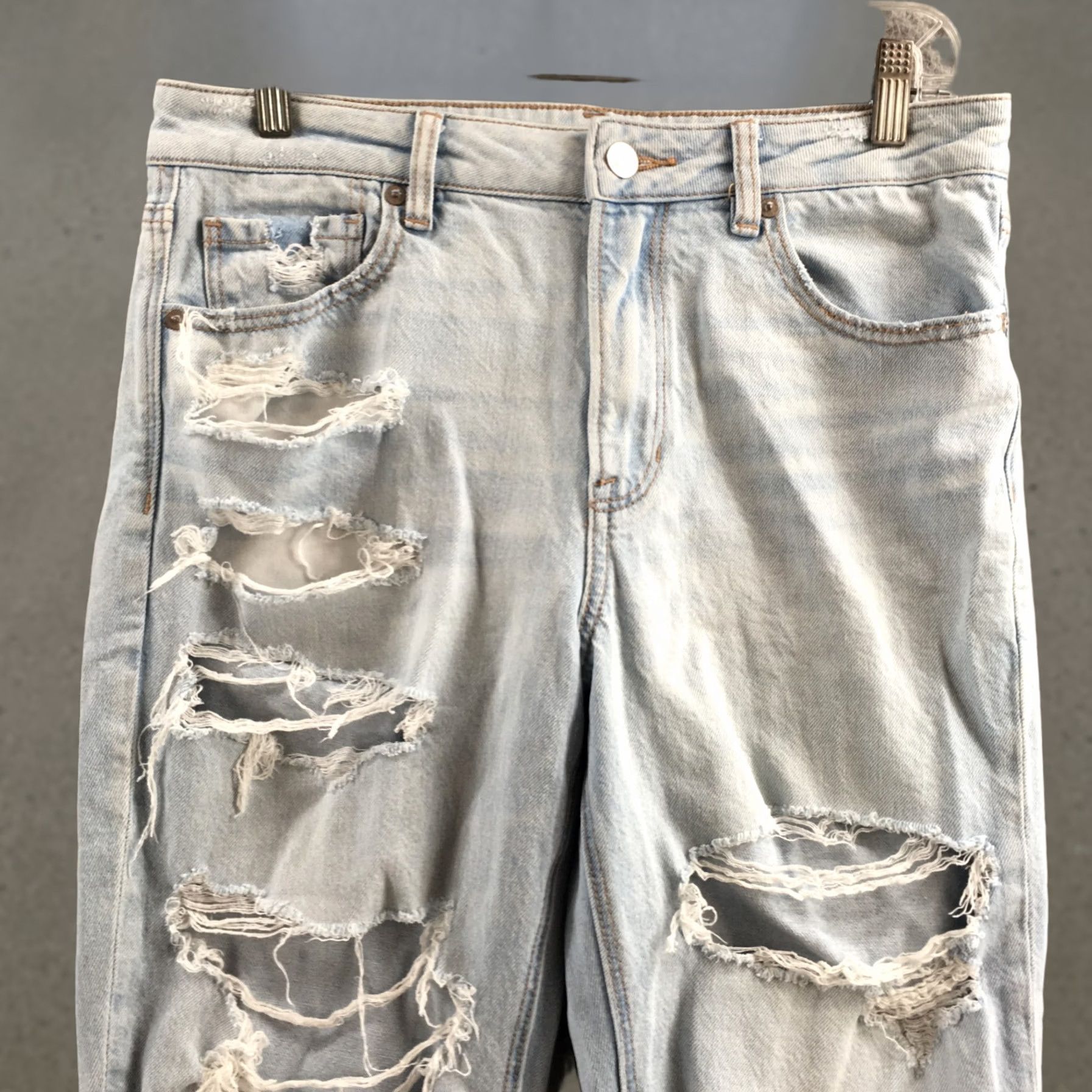 American Eagle Outfitters American Eagle Outfitters Mom Jeans Womens 8R Blue Denim Distressed Zip Fly 5-Pocket Regular Waist 31in Inseam 26in size 8 Size 30" / US 8 / IT 44 - 1 Thumbnail
