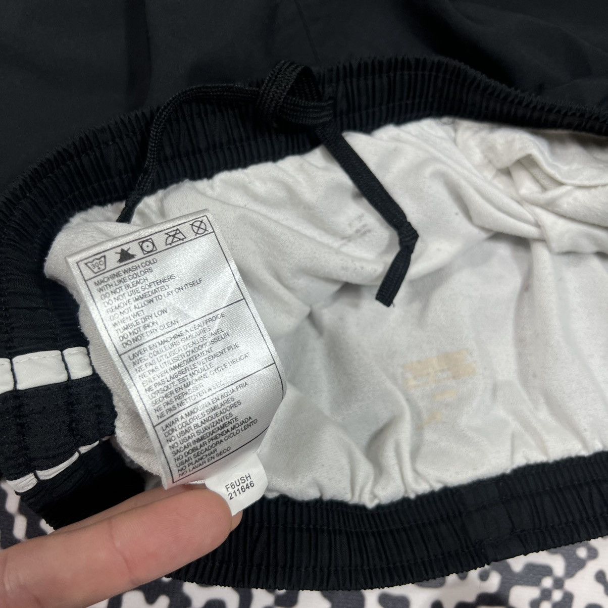 Nike Vintage Y2K Nike Swoosh Logo Retro Sport Style Casual Shorts Size US 31 - 8 Thumbnail