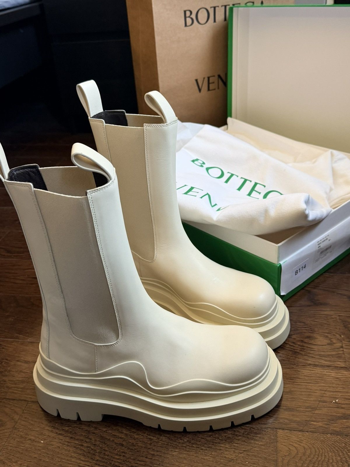 Bottega Veneta Bottega Veneta Tire Leather Chelsea Boots – Brand New Size US 9 / IT 39 - 3 Thumbnail