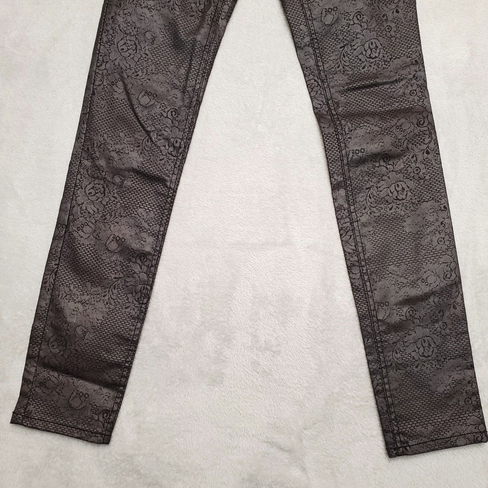 Vintage Xhilaration Pants Womens 27x30 Black Gray Floral Skinny Stretch Low Rise Chino Pockets Zip Floral Pattern School USA University Womens Size 27" / US 4 / IT 40 - 2 Thumbnail