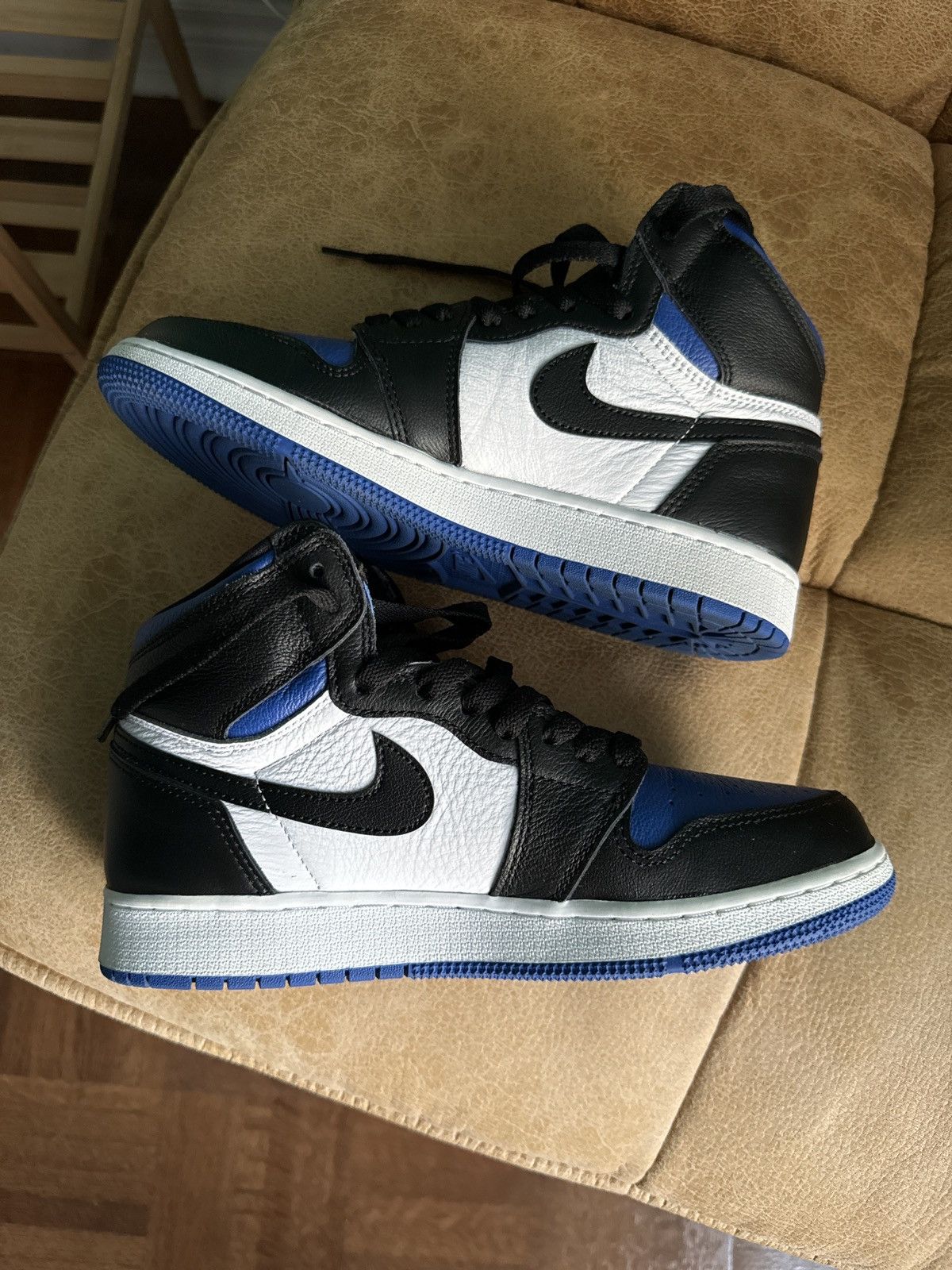 Jordan Brand Air Jordan 1 Royal Toe GS Size US 6 / EU 39 - 2 Thumbnail