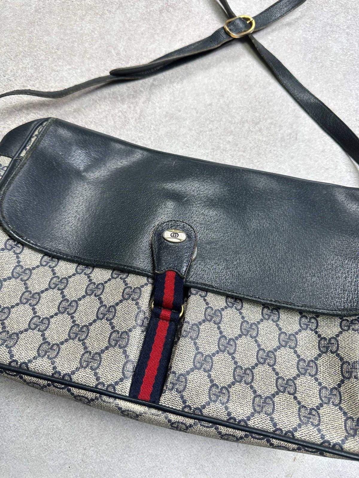 Gucci Vintage 80s Gucci GG Leather Crossbody Bag Very Rare Size ONE SIZE - 3 Thumbnail