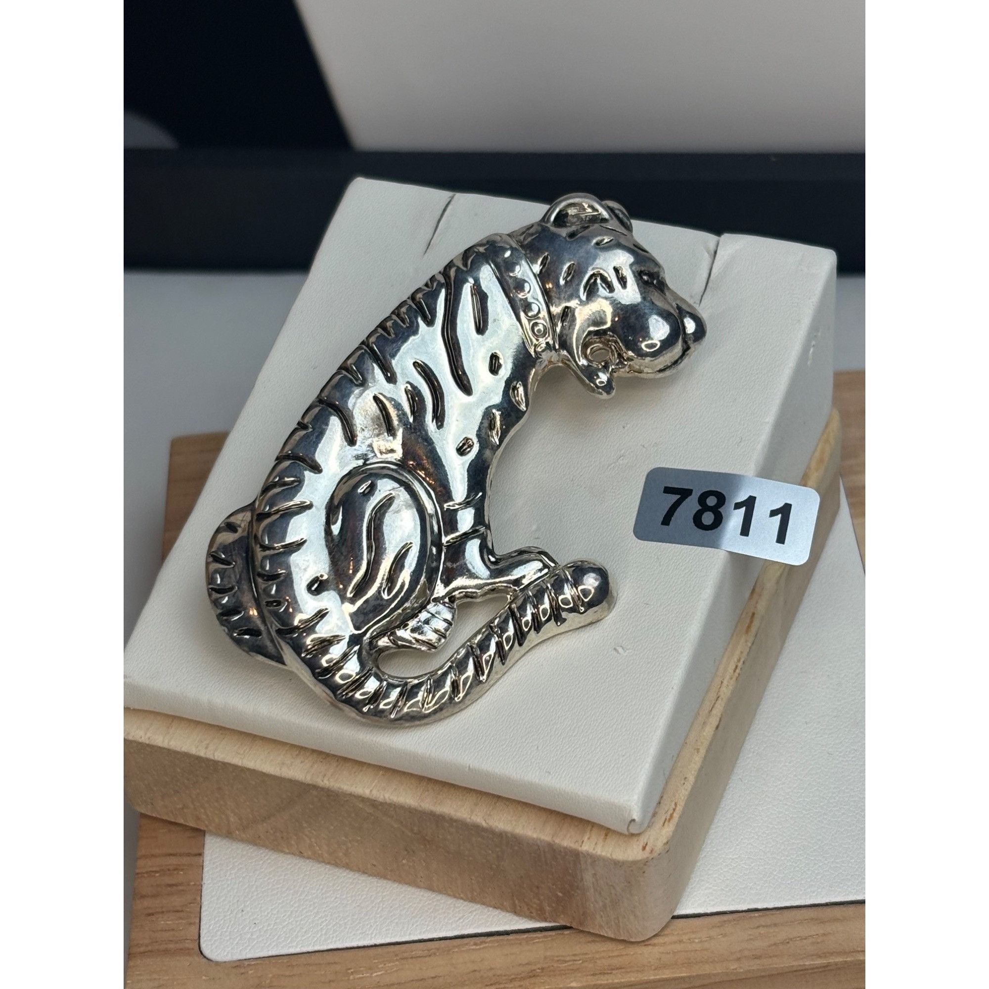 Other Silver-toned Sitting Tiger Brooch Pin Size ONE SIZE - 4 Thumbnail