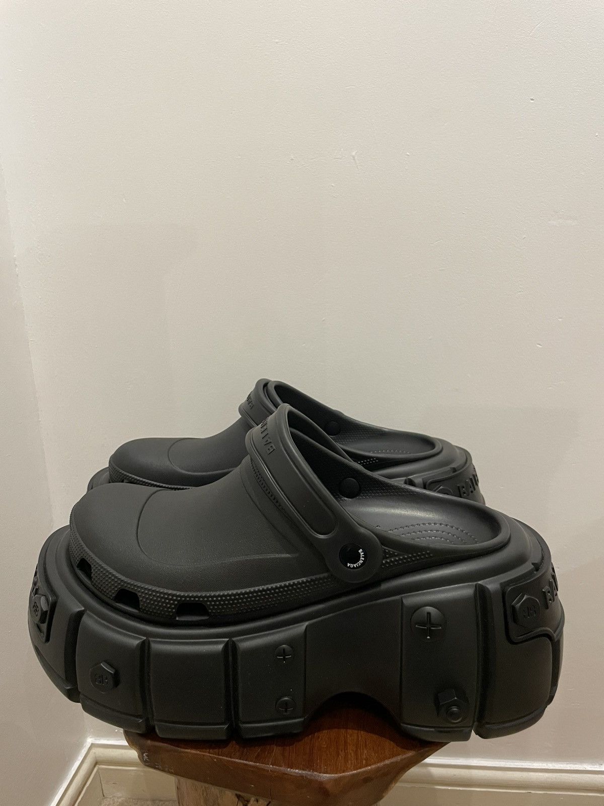 Balenciaga Balenciaga Hard Crocs EU 45 Brand New (Black/Black) Size US 11 / EU 44 - 2 Thumbnail