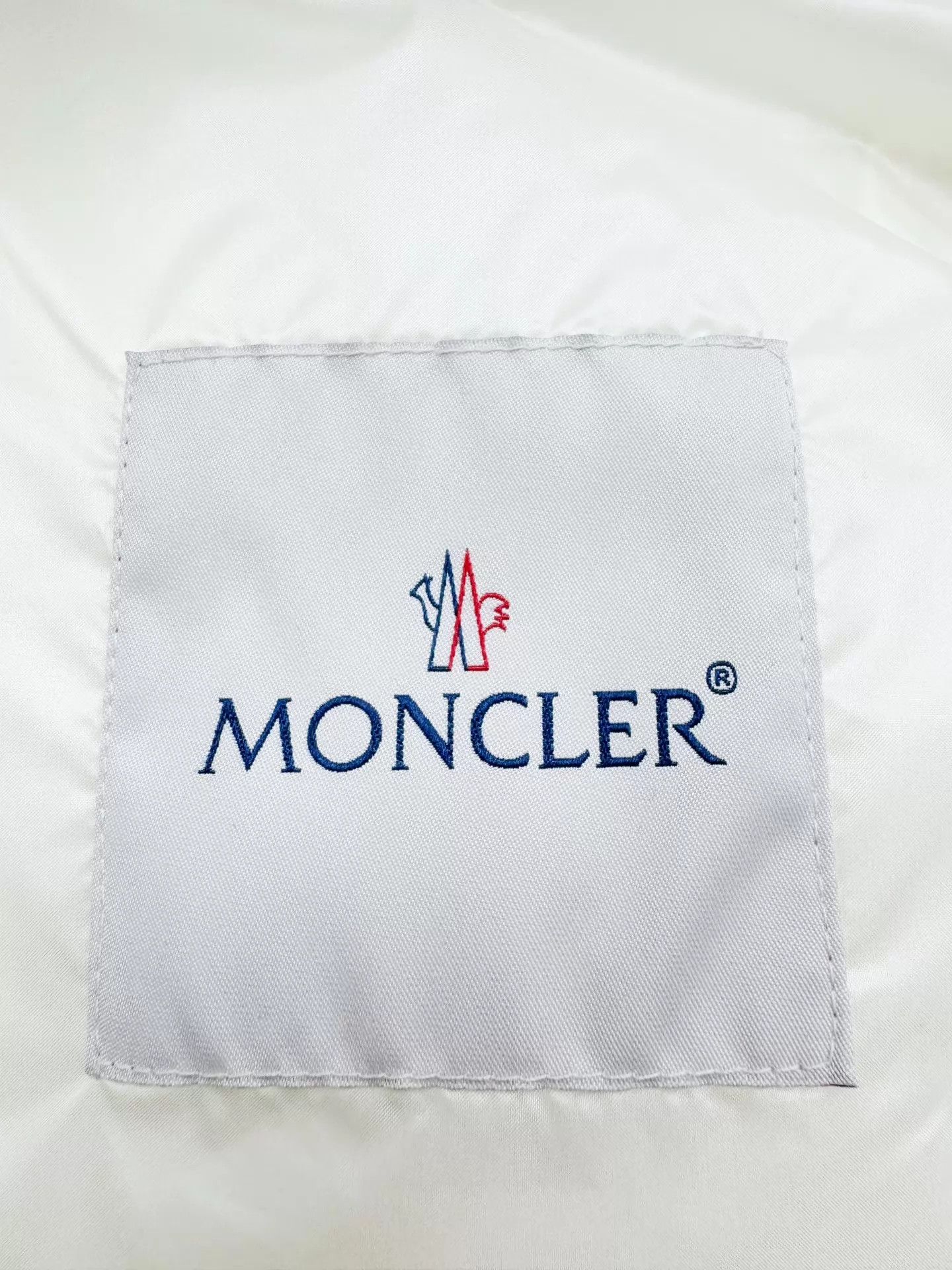 Moncler Moncler down vest authentic size 2 worn 2x b92 l57 Size XS / US 0-2 / IT 36-38 - 3 Thumbnail