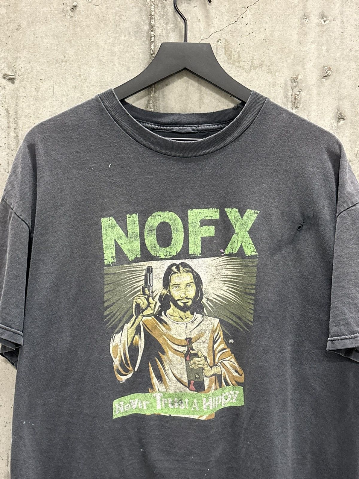 Band Tees Vintage NOFX Never Trust Shirt Thrashed Faded Distressed Size US XL / EU 56 / 4 - 2 Thumbnail