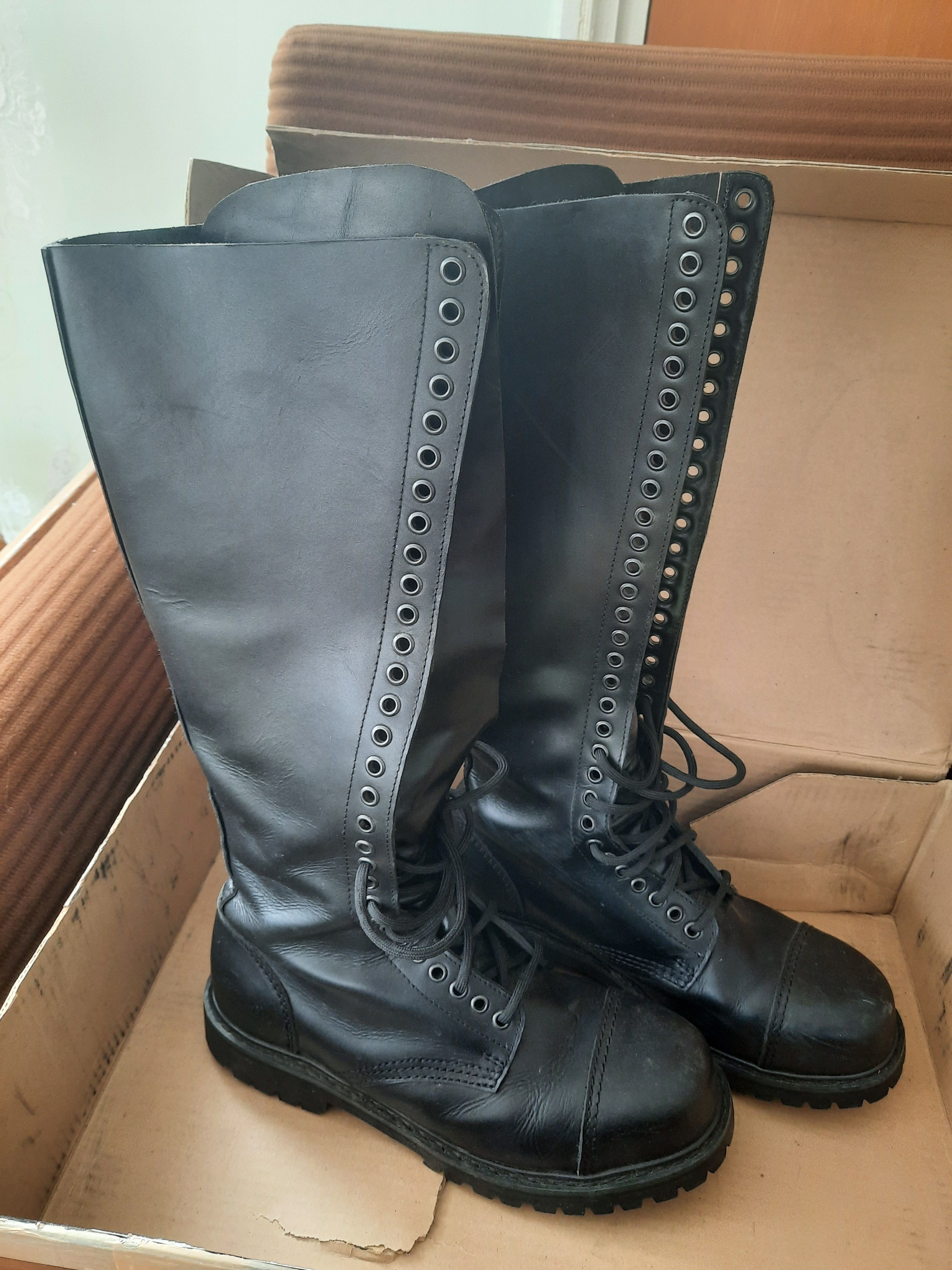 Undercover RUNWAY ? A Clockwork Orange rain boots FW19 
