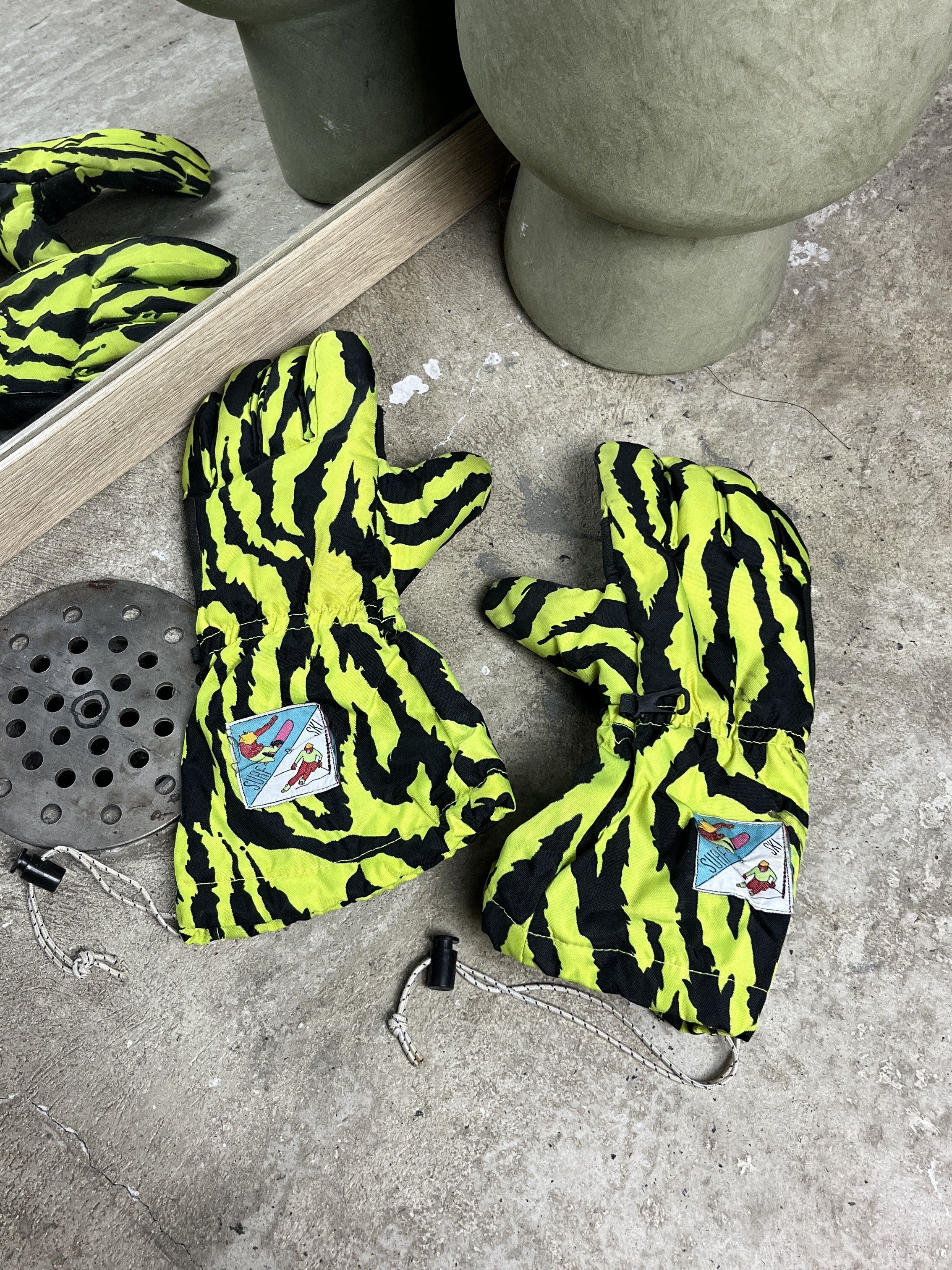 Other NEON ZEBRA PRINT CONVERTIBLE SKI MITTENS - № 4520 Size ONE SIZE - 4 Thumbnail