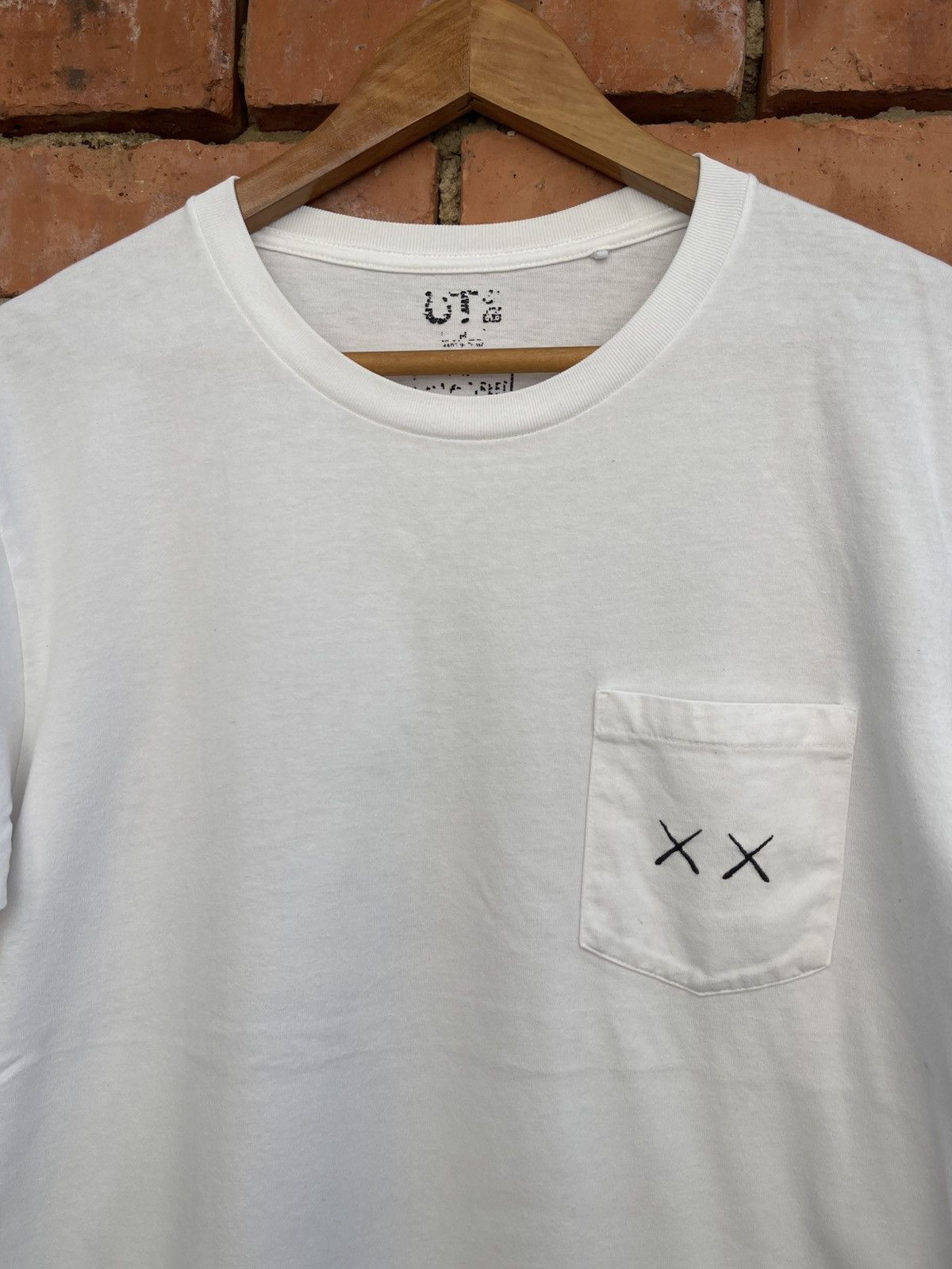 Kaws × Uniqlo Uniqlo x KAWS Hands & Blocks 2016 Short Sleeve Pocket Tee Size US M / EU 48-50 / 2 - 2 Thumbnail