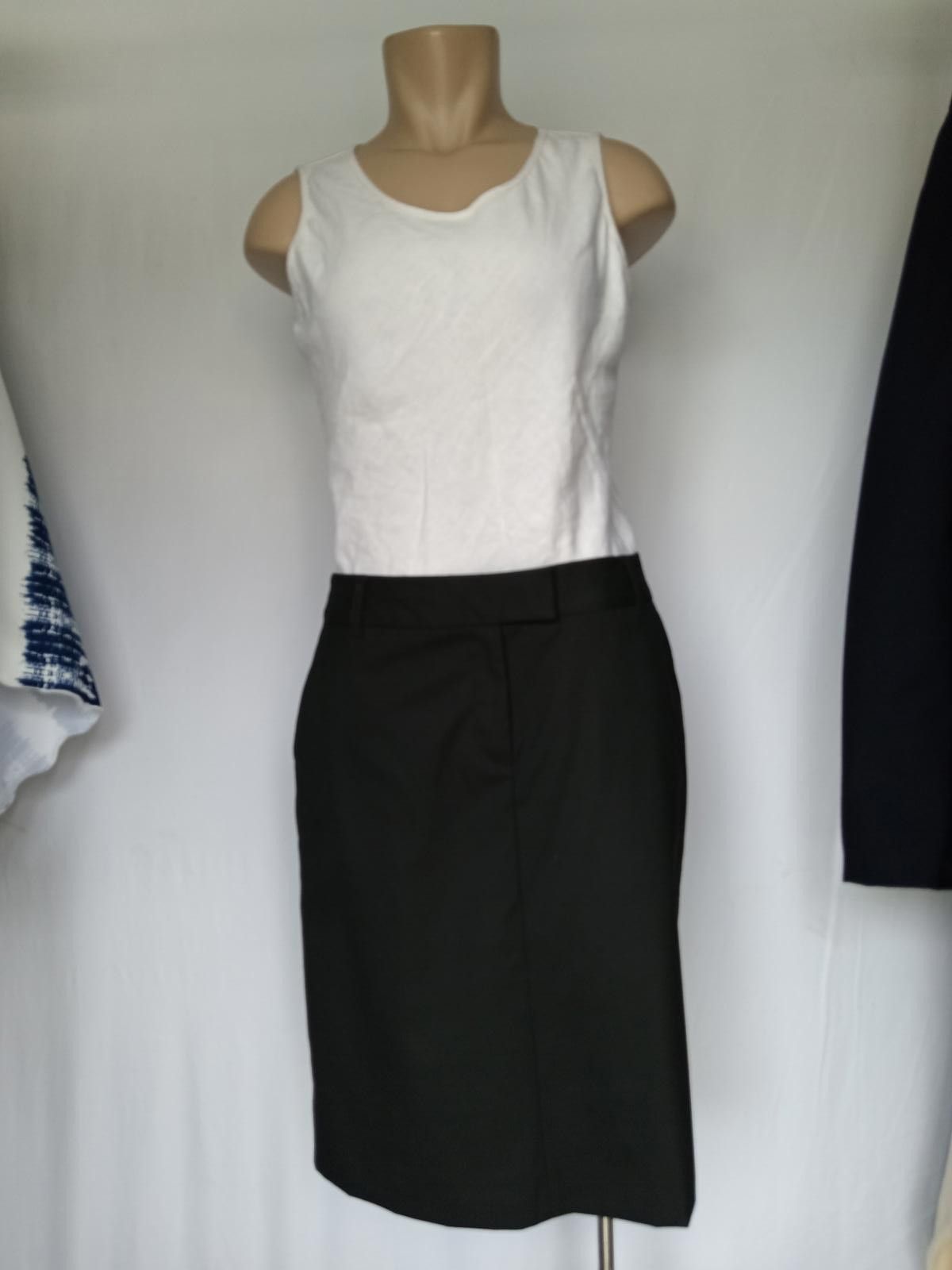 Designer Liz Claiborne Women's Black Pencil Skirt Size 30" / US 8 / IT 44 - 1 Thumbnail