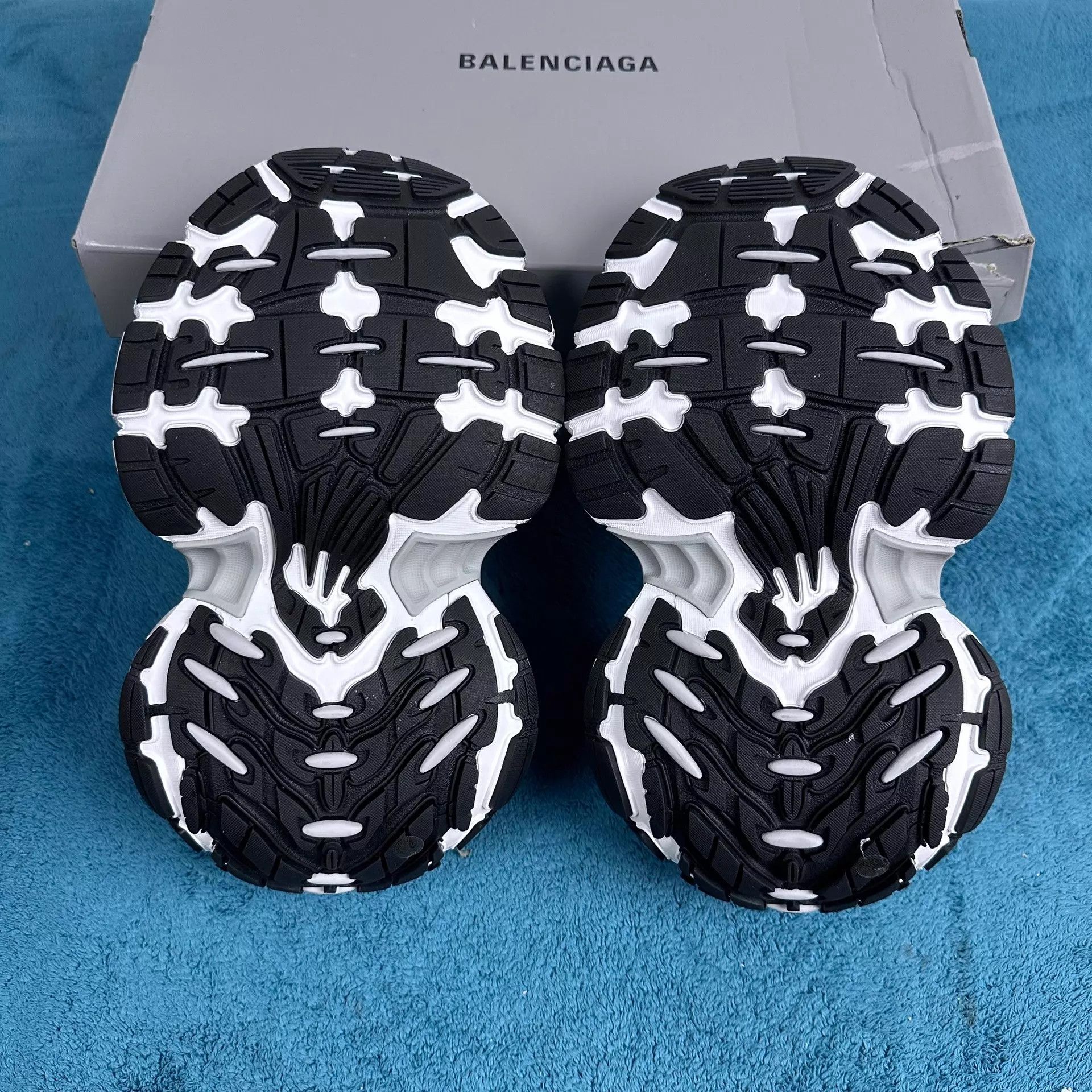Balenciaga Balenciaga 10XL Mesh Worn Platform Sneaker Gray/White Size US 6.5 / IT 36.5 - 5 Thumbnail