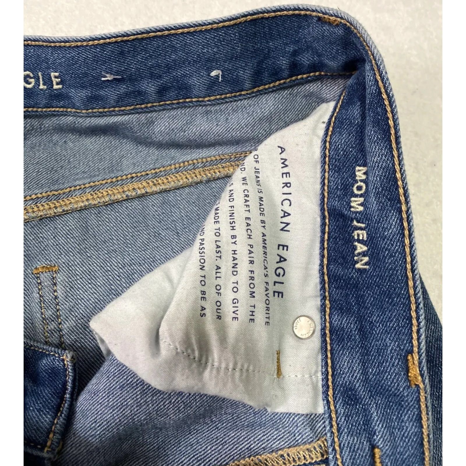 American Eagle Outfitters American Eagle Jeans Women’s 30w Denim Distressed Light Wash/25.5-28-6 Mom Jea ns Womens (Regular) Size 30" / US 8 / IT 44 - 4 Thumbnail