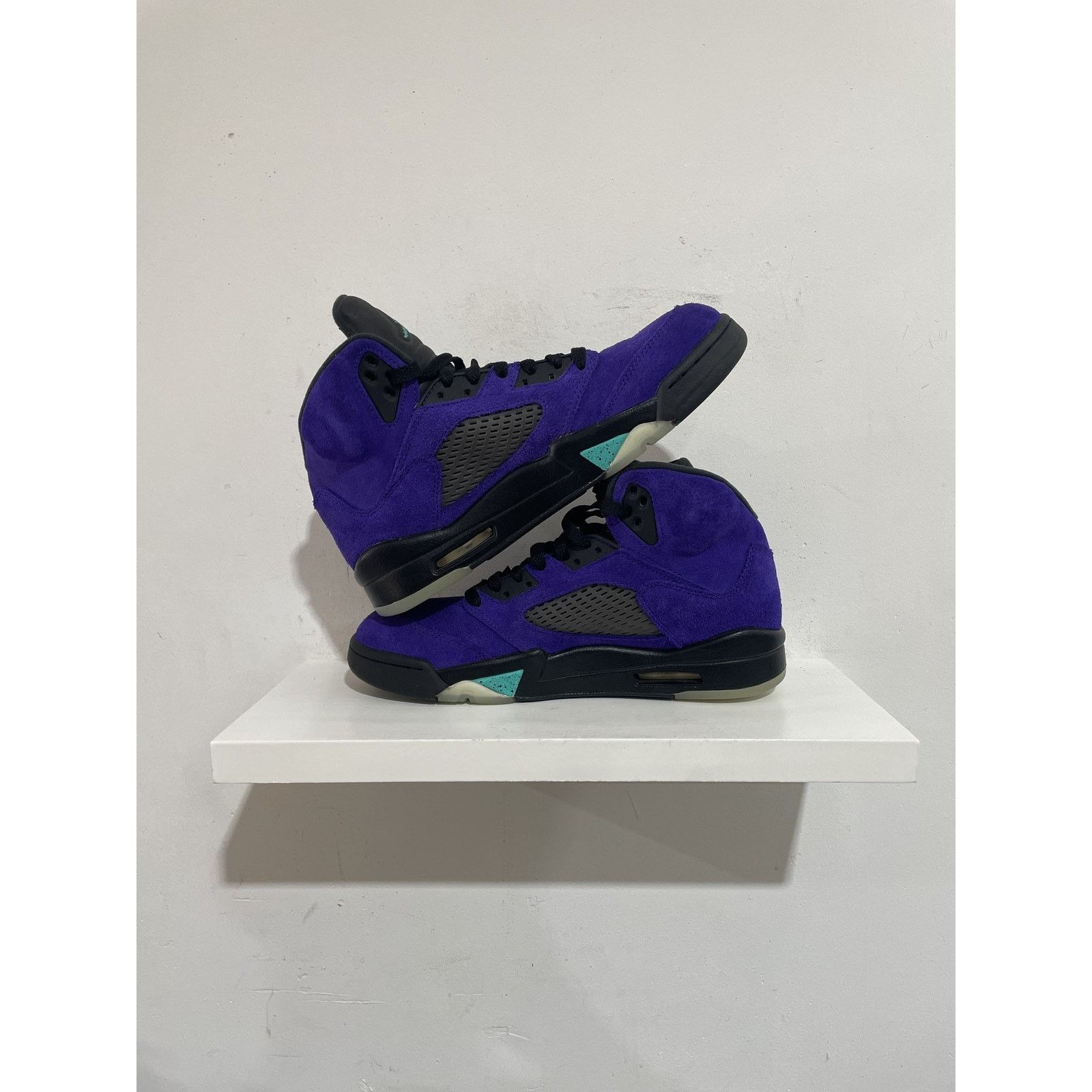 Jordan Brand NIKE JORDAN 5 ALTERNATE GRAPE SIZE 9.5 PREOWNED Size US 9.5 / EU 42-43 - 2 Thumbnail