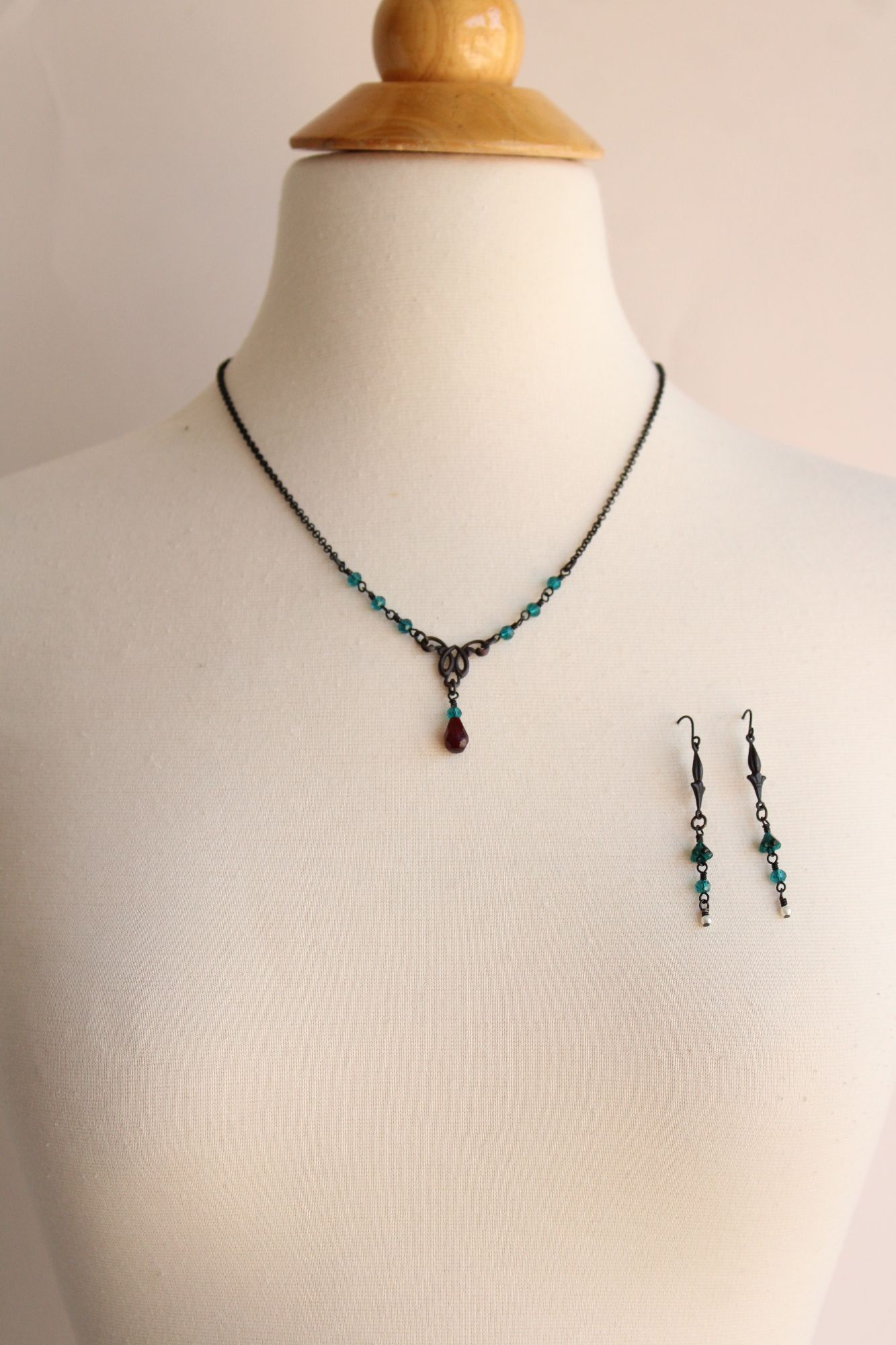 Handmade Handcrafted Necklace and Earring Set, Victorian Style, Green Size ONE SIZE - 1 Thumbnail