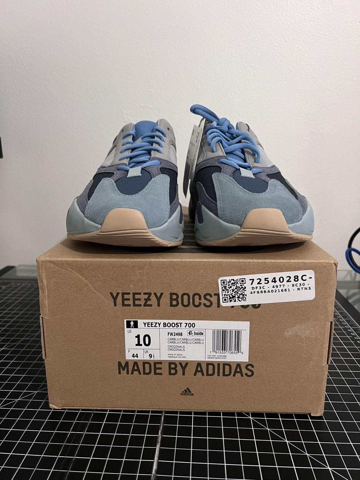 Adidas ADIDAS YEEZY 700 CARBON BLUE Size US 10 / EU 43 - 2 Thumbnail