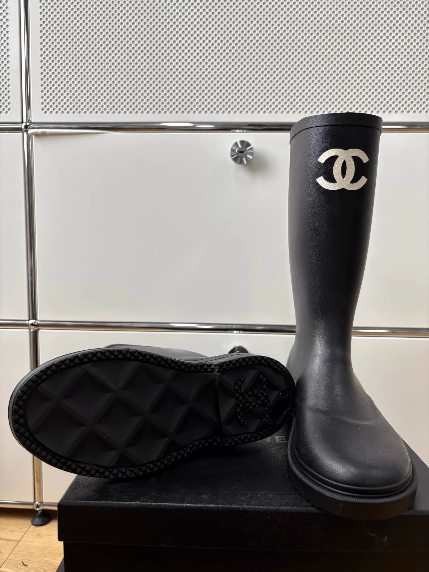 Chanel Chanel Black & White Double C Logo Tall Rubber Rain Boots 37 Size US 6.5 / IT 36.5 - 8 Thumbnail