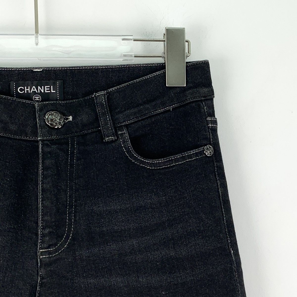 Chanel Chanel Black Camellia Lace Hem Cotton Denim Pants K26WX Size 25" / US 0 / IT 36 - 3 Thumbnail