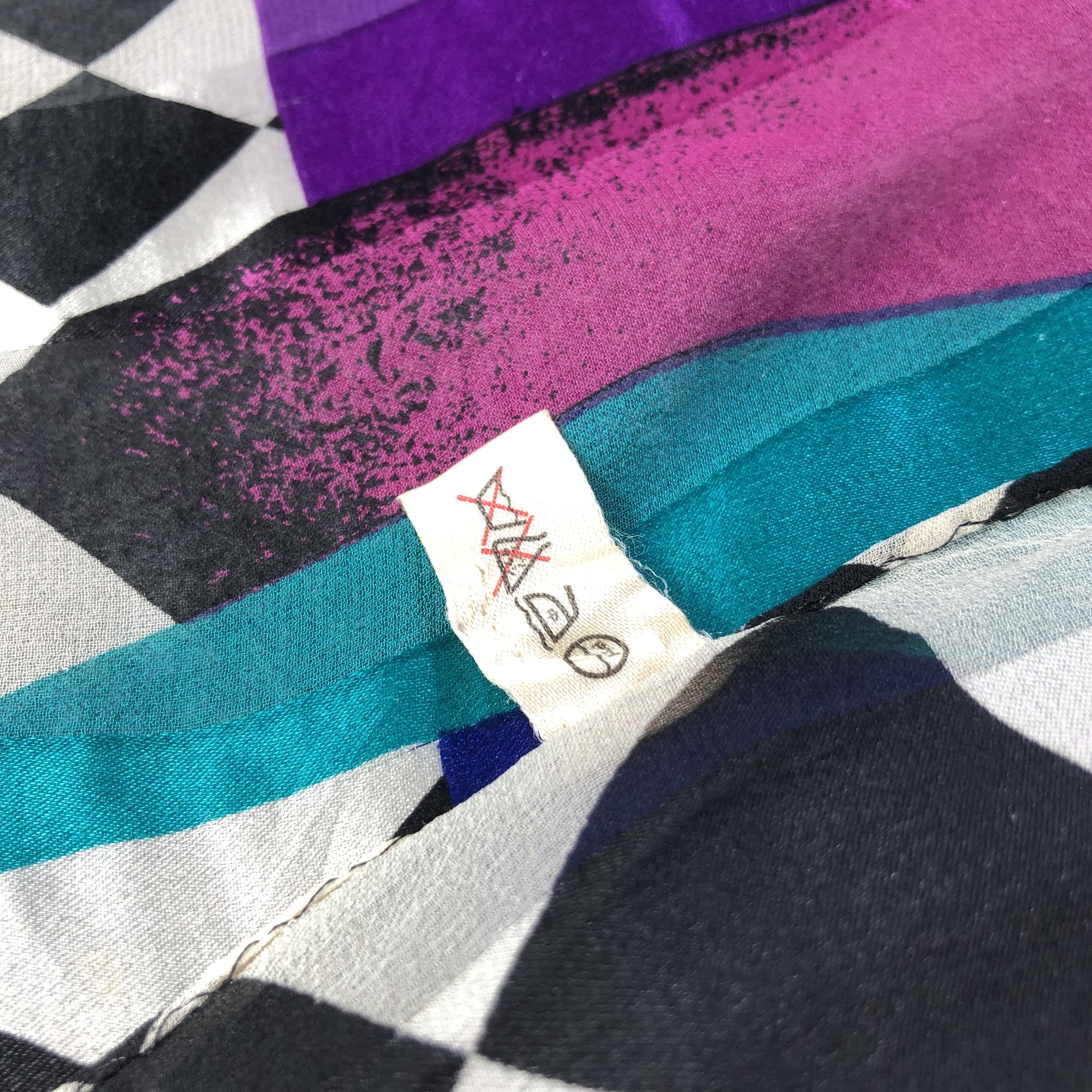 Japanese Brand Abstract Design Slit Thread Silk Scarf M749 Size ONE SIZE - 4 Thumbnail