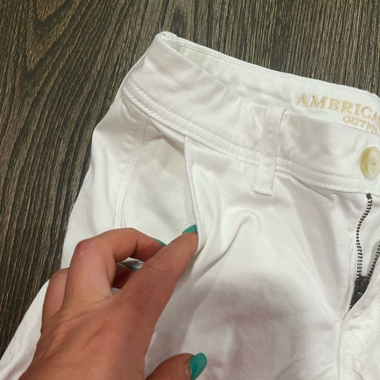 American Eagle Outfitters American Eagle Outfitters Midi Shorts Mid-Rise White Size 4 Size 27" / US 4 / IT 40 - 3 Thumbnail