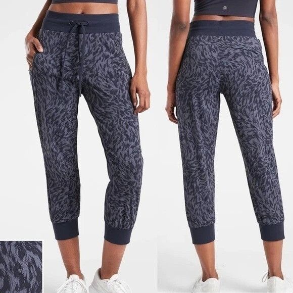 Athleta Athleta Trekkie North Printed Crop 23" Joggers Size 6 Size 28" / US 6 / IT 42 - 1 Thumbnail