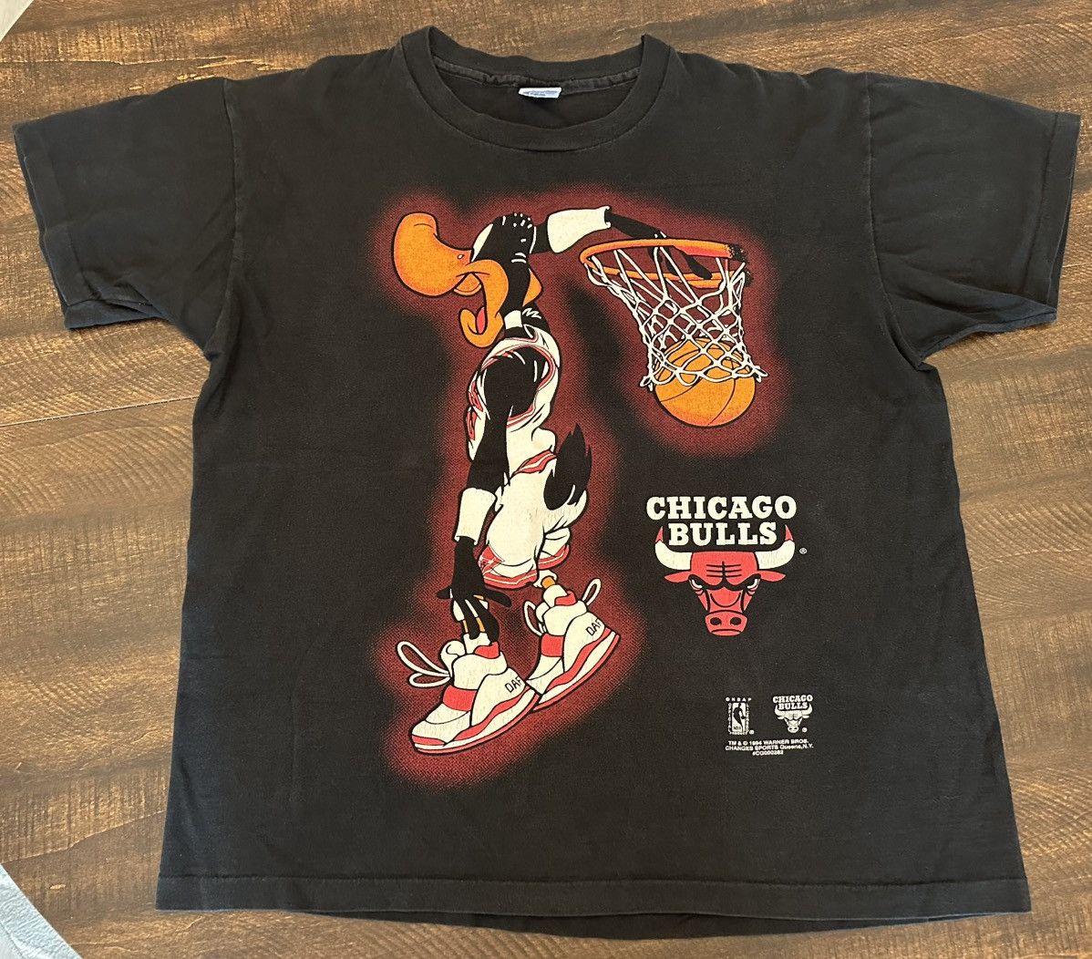 Anvil Vintage 1994 Daffy Duck Chicago Bulls Men’s T-Shirt-Size XL Size US XL / EU 56 / 4 - 1 Thumbnail