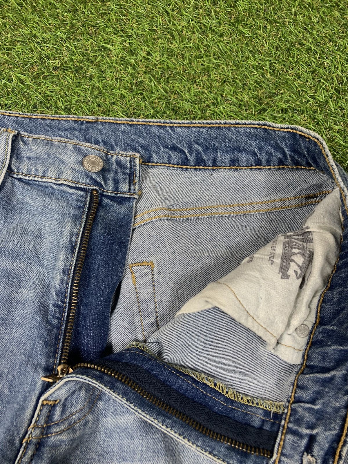 Levi's Vintage Levi’s 513 jeans denim streetwear faded size 33x34 Size US 33 - 4 Thumbnail