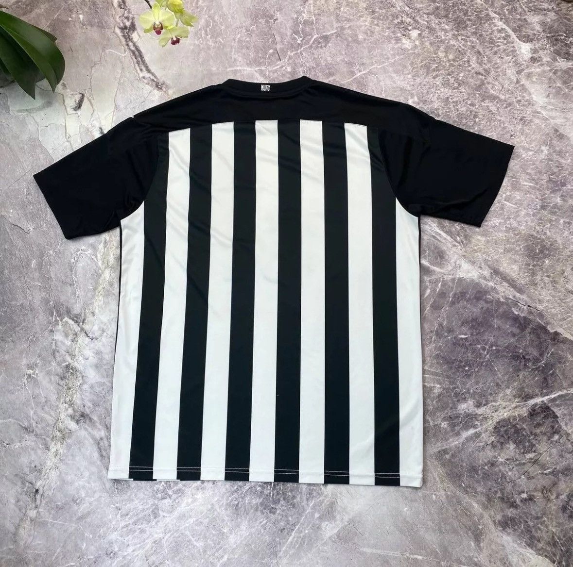 Puma NEWCASTLE UNITED 2017/2018 HOME FOOTBALL SHIRT PUMA JERSEY Size US XL / EU 56 / 4 - 2 Thumbnail