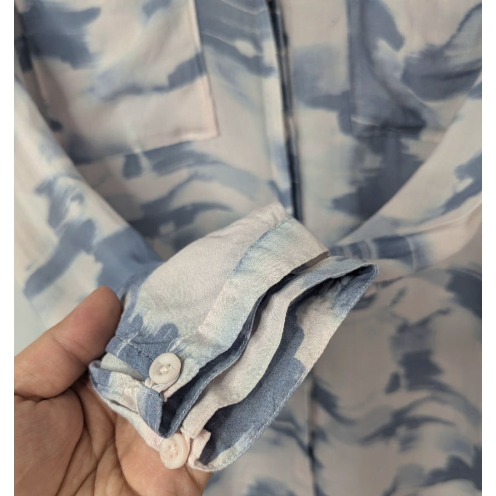 Anthropologie Cloth & Stone Anthropologie Blue Watercolor Button-Up Shirt Small Women V-Neck Tunic Size S / US 4 / IT 40 - 4 Thumbnail
