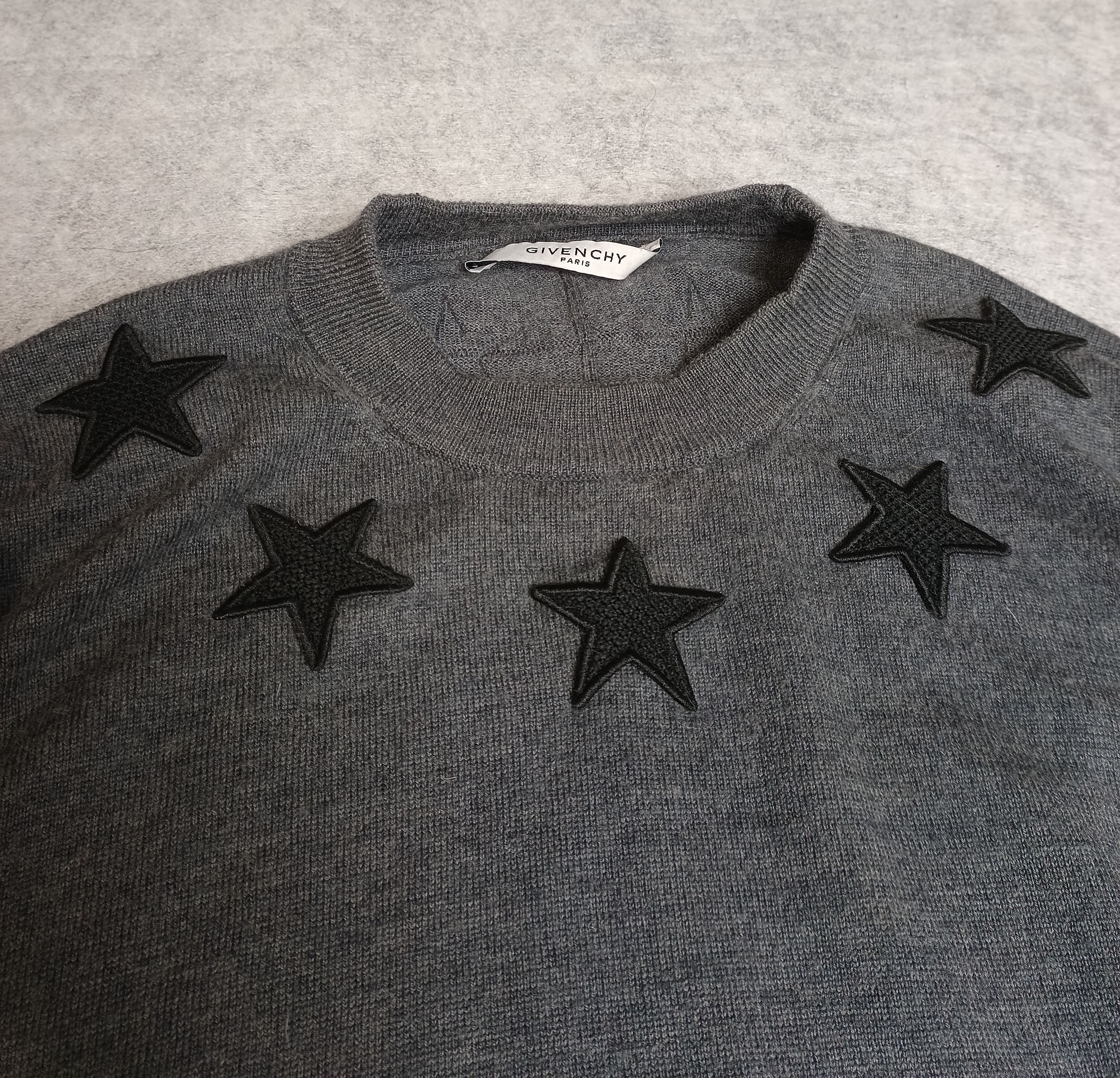 Givenchy Givenchy Grey Wool Star Embroidered Long Sleeve Sweater L Size US L / EU 52-54 / 3 - 8 Thumbnail