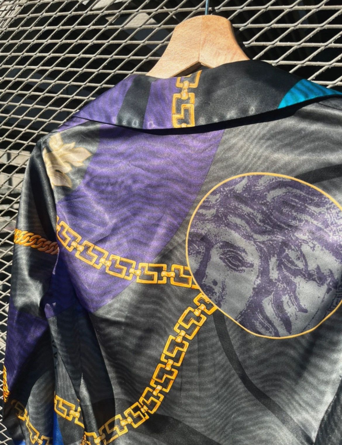 Versace Jeans Couture Vintage Versace Baroque Gold Chain Logo Abstract Silk Shirt Size M / US 6-8 / IT 42-44 - 7 Thumbnail