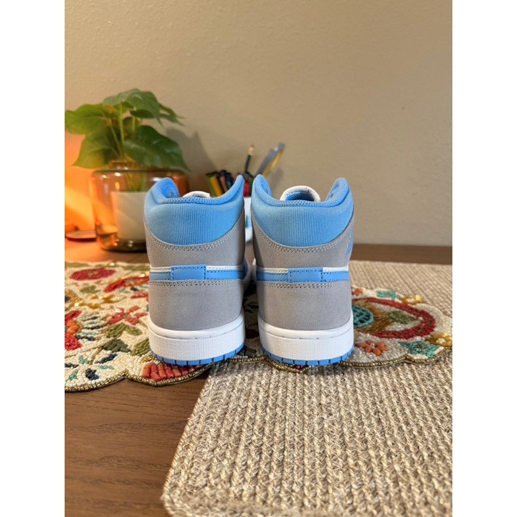 Jordan Brand × Nike Jordan 1 Mid UNC University Blue Wolf Grey White Powder Size US 8.5 / EU 41-42 - 4 Thumbnail