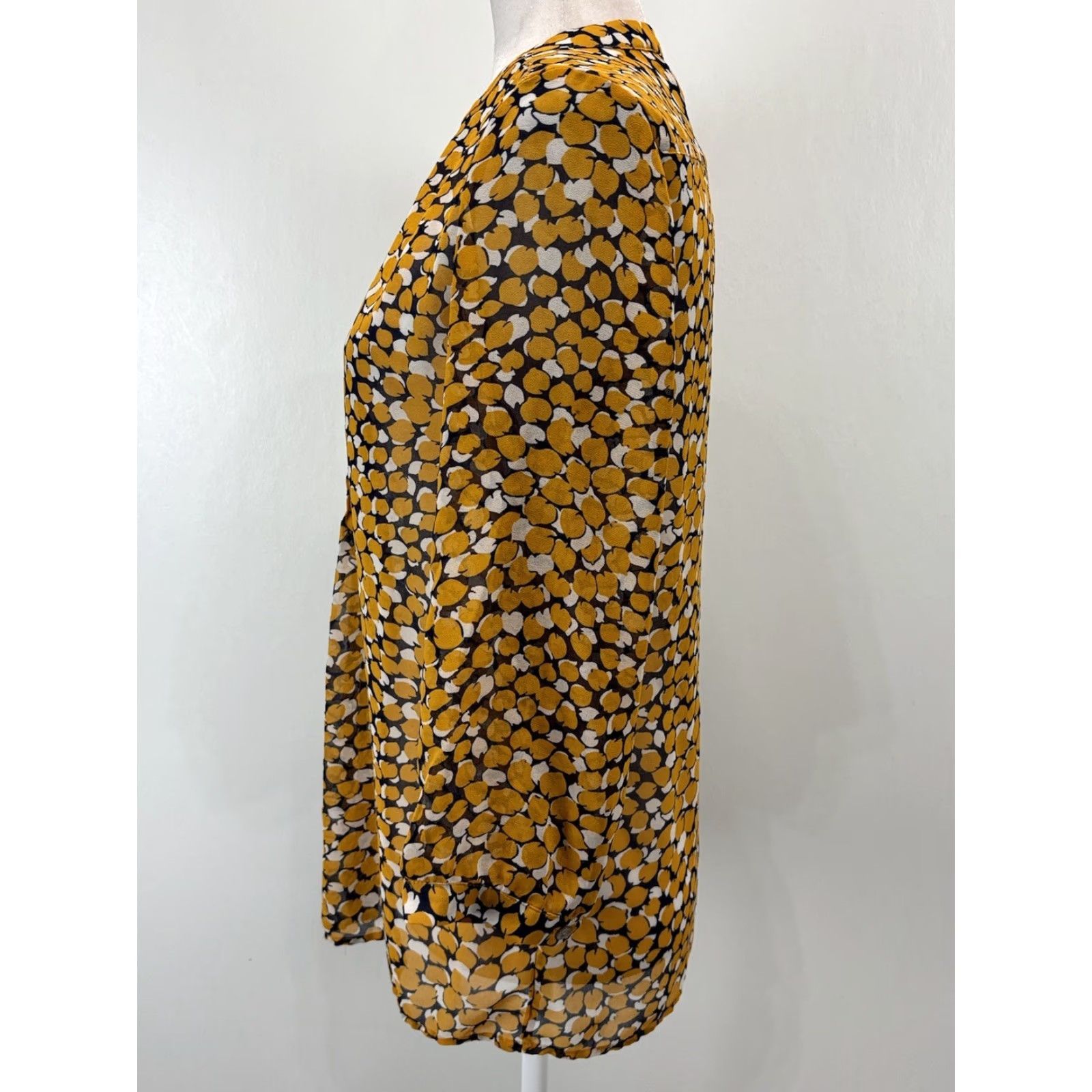 Banana Republic Banana Republic Semi Sheer Lemon blouse Shirt Sz Small Women’s Button Up Size S / US 4 / IT 40 - 2 Thumbnail