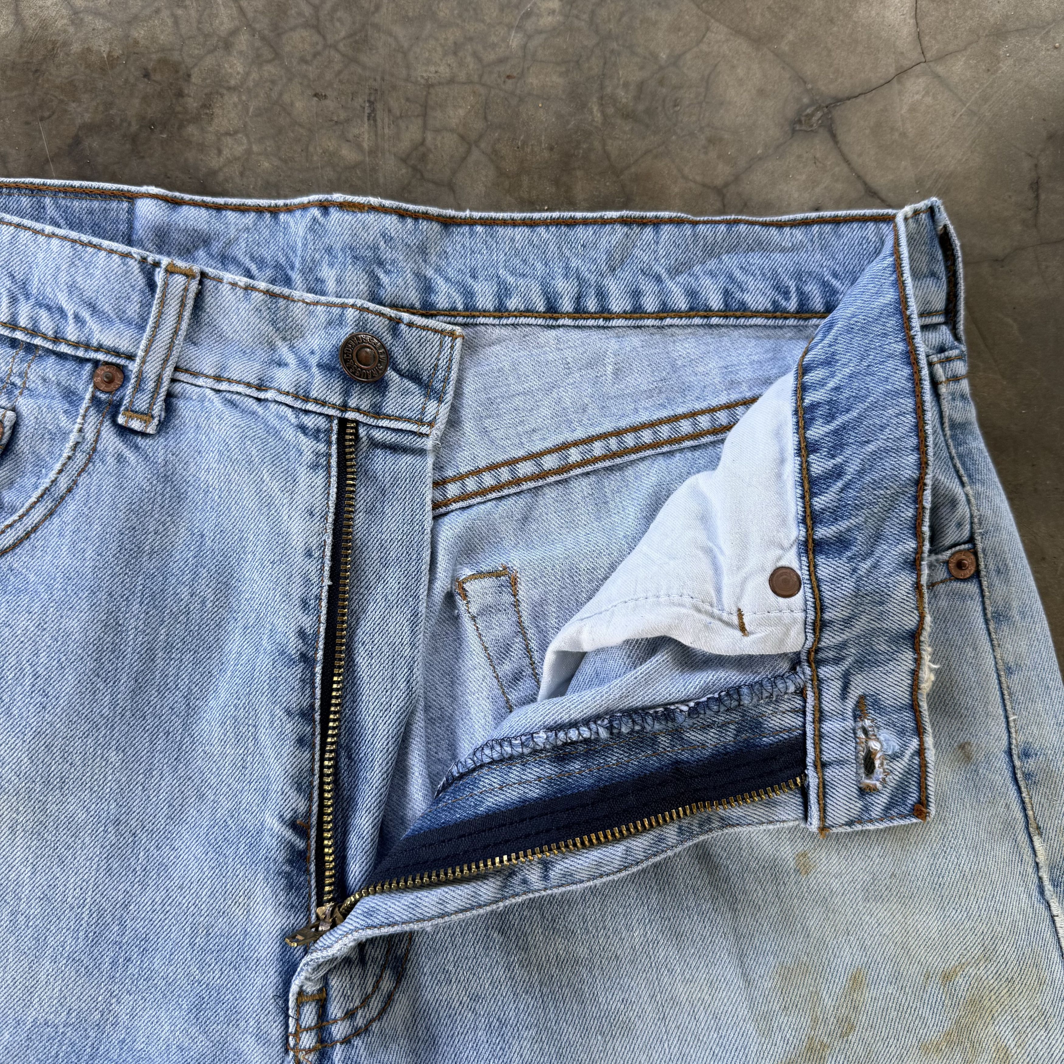Levi's Vintage Clothing Vintage Levi's 512 Ripped Faded Light Wash Denim Jean W33 Size US 33 - 6 Thumbnail