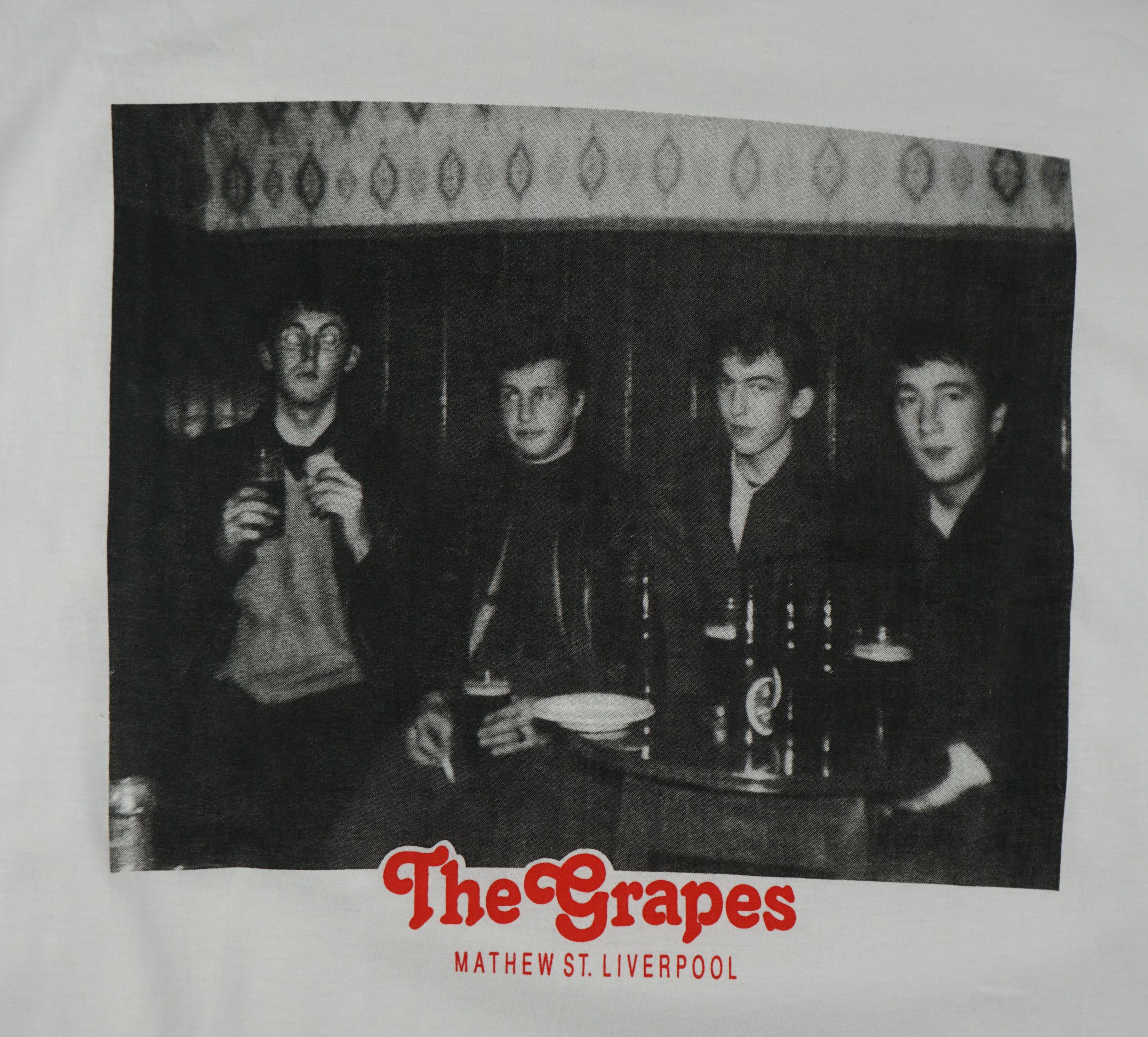 Band Tees × Vintage Vintage The Grapes Mathew St. Liverpool T Shirt Size US L / EU 52-54 / 3 - 2 Thumbnail