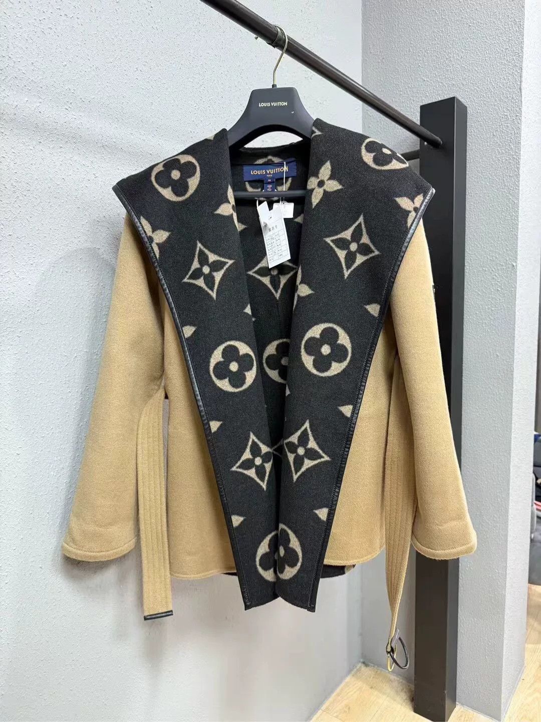 Louis Vuitton louis vuitton khaki monogram coat size 36 Size S / US 4 / IT 40 - 1 Thumbnail