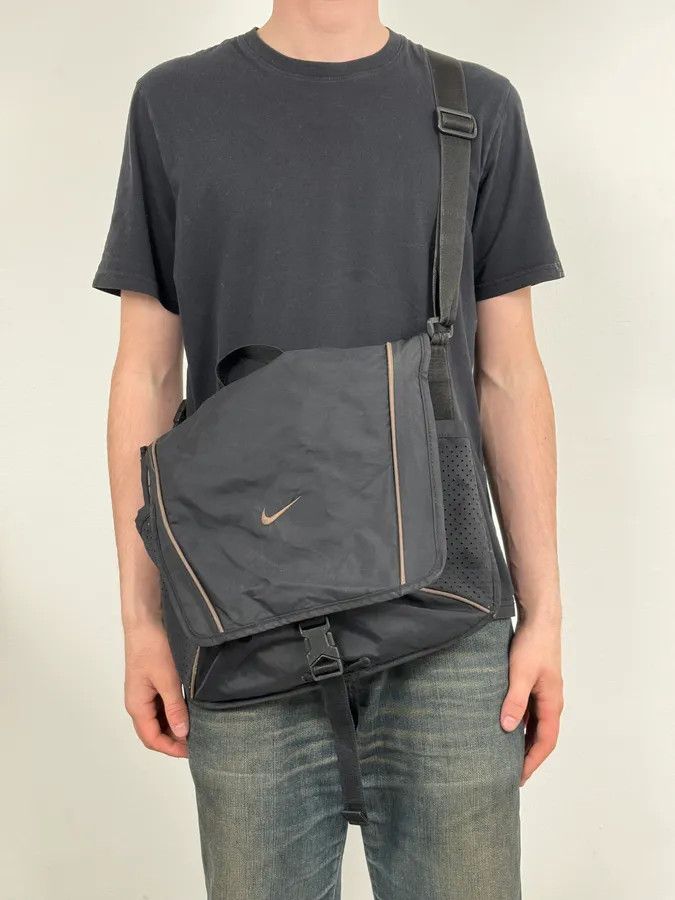Nike 2000s Nike Black & Red Technical Nylon Crossbag Size ONE SIZE - 3 Thumbnail