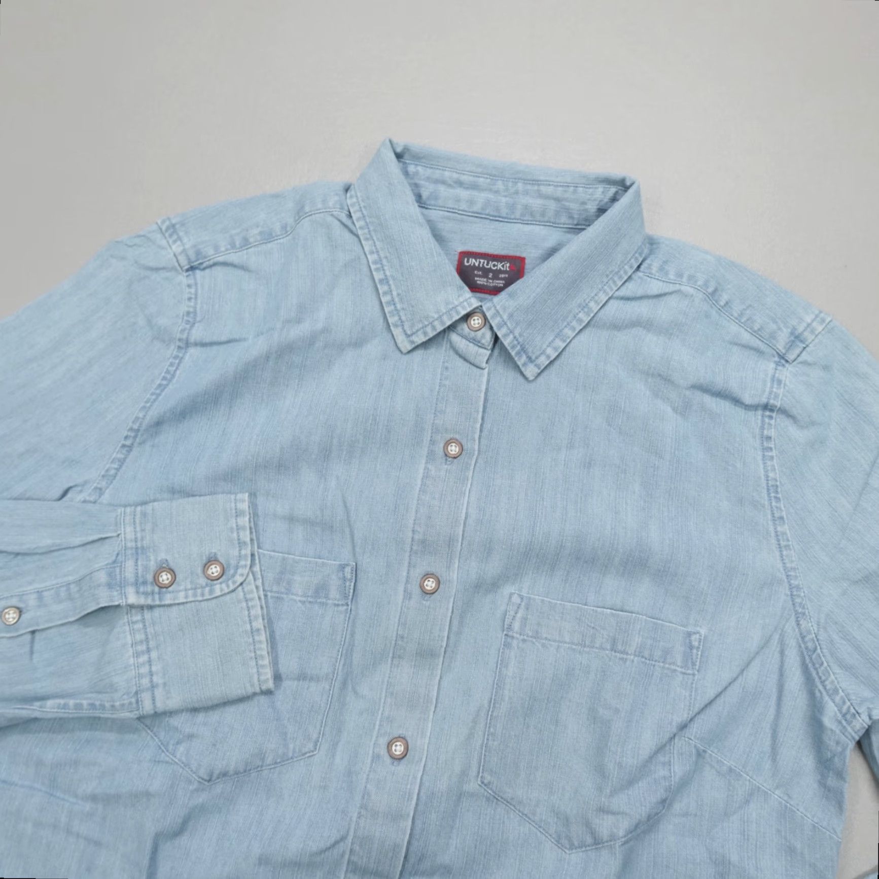 UNTUCKit UNTUCKit Alleanza Button Front Shirt Women's Size 2 Blue Chambray Regular Shirt Women Blue Chambray Basic Button-Up Casual Womens Size XS / US 0-2 / IT 36-38 - 2 Thumbnail