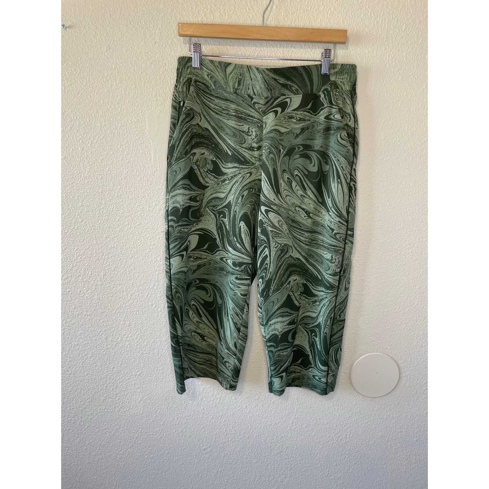 Athleta Athleta Brooklyn Green Marble Print Bermuda Long Shorts 12T Size 34" / US 12 / IT 48 - 9 Thumbnail