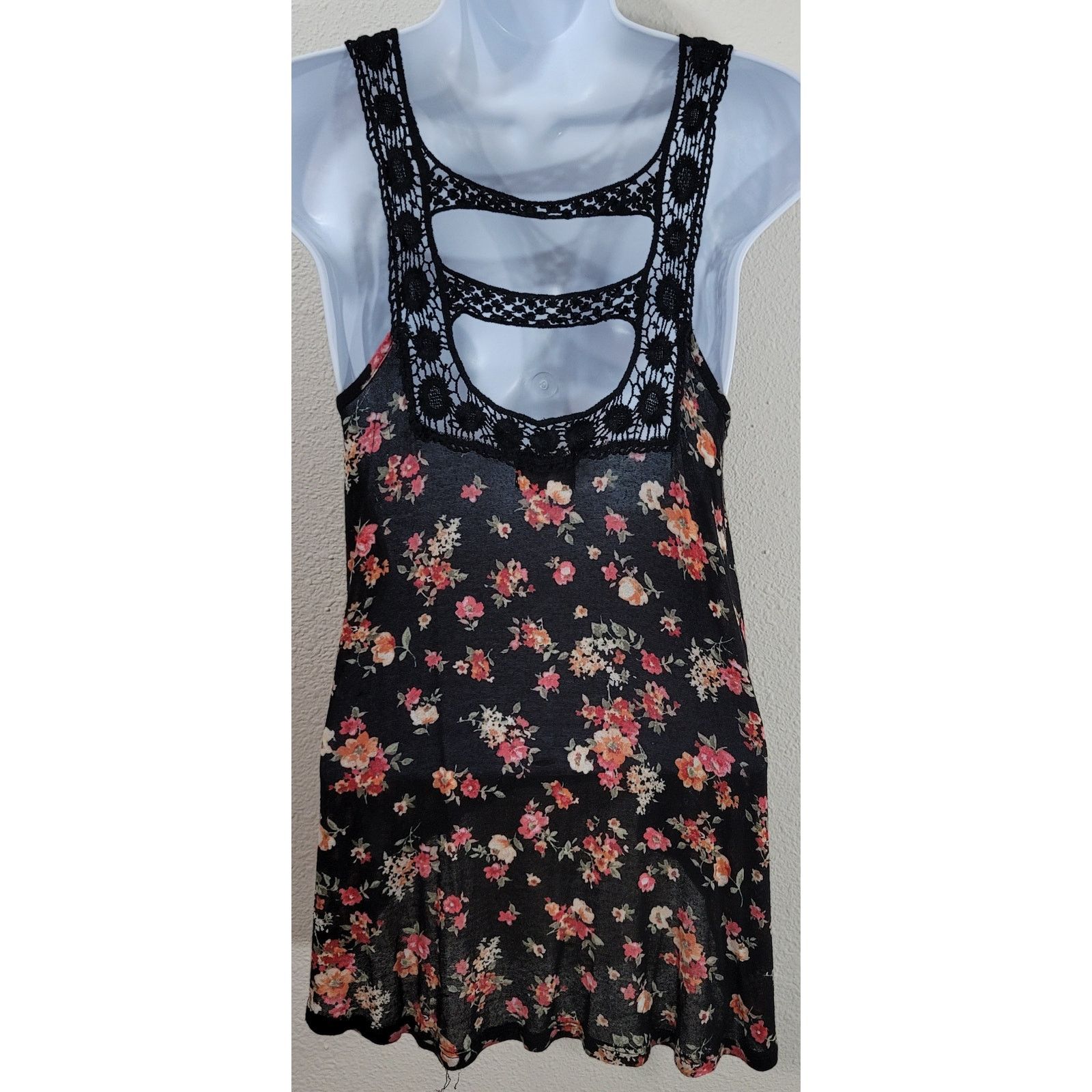 Other LA Hearts Black Pink Floral Top Medium Crochet Back Straps Size M / US 6-8 / IT 42-44 - 2 Thumbnail