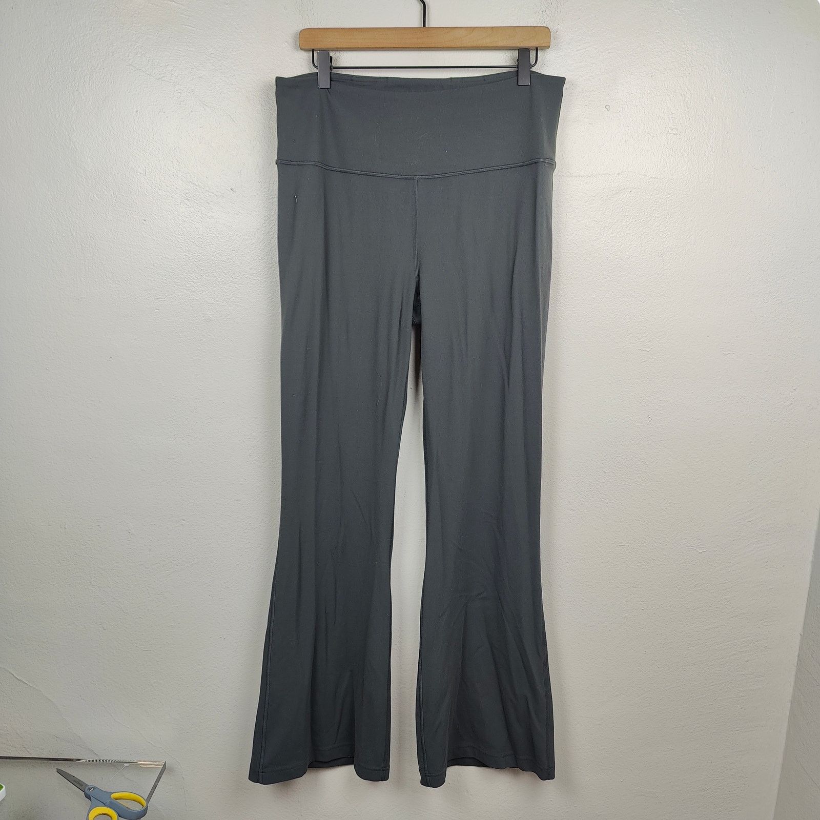 Lululemon Lululemon Groove Super-High-Rise Flared Pant Womens 14 Nulu Size 36" / US 14 / IT 50 - 1 Thumbnail
