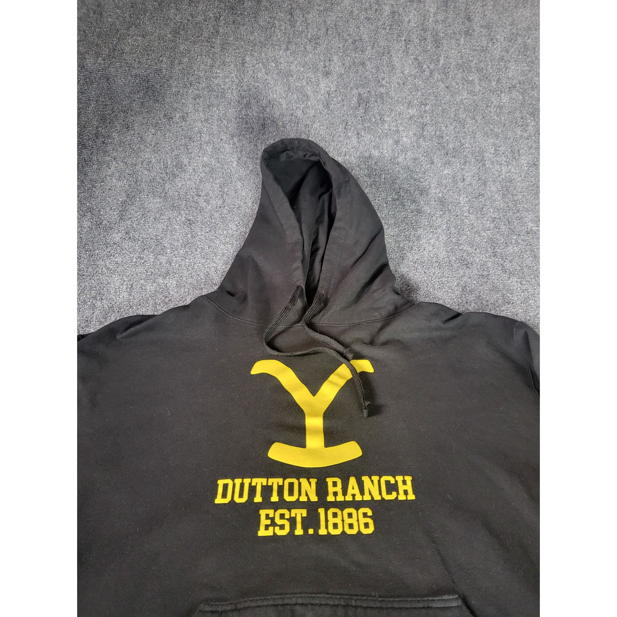 Other YELLOWSTONE Dutton Ranch Sleeve Logo Pullover Hoodie Authent Size US XXL / EU 58 / 5 - 2 Thumbnail