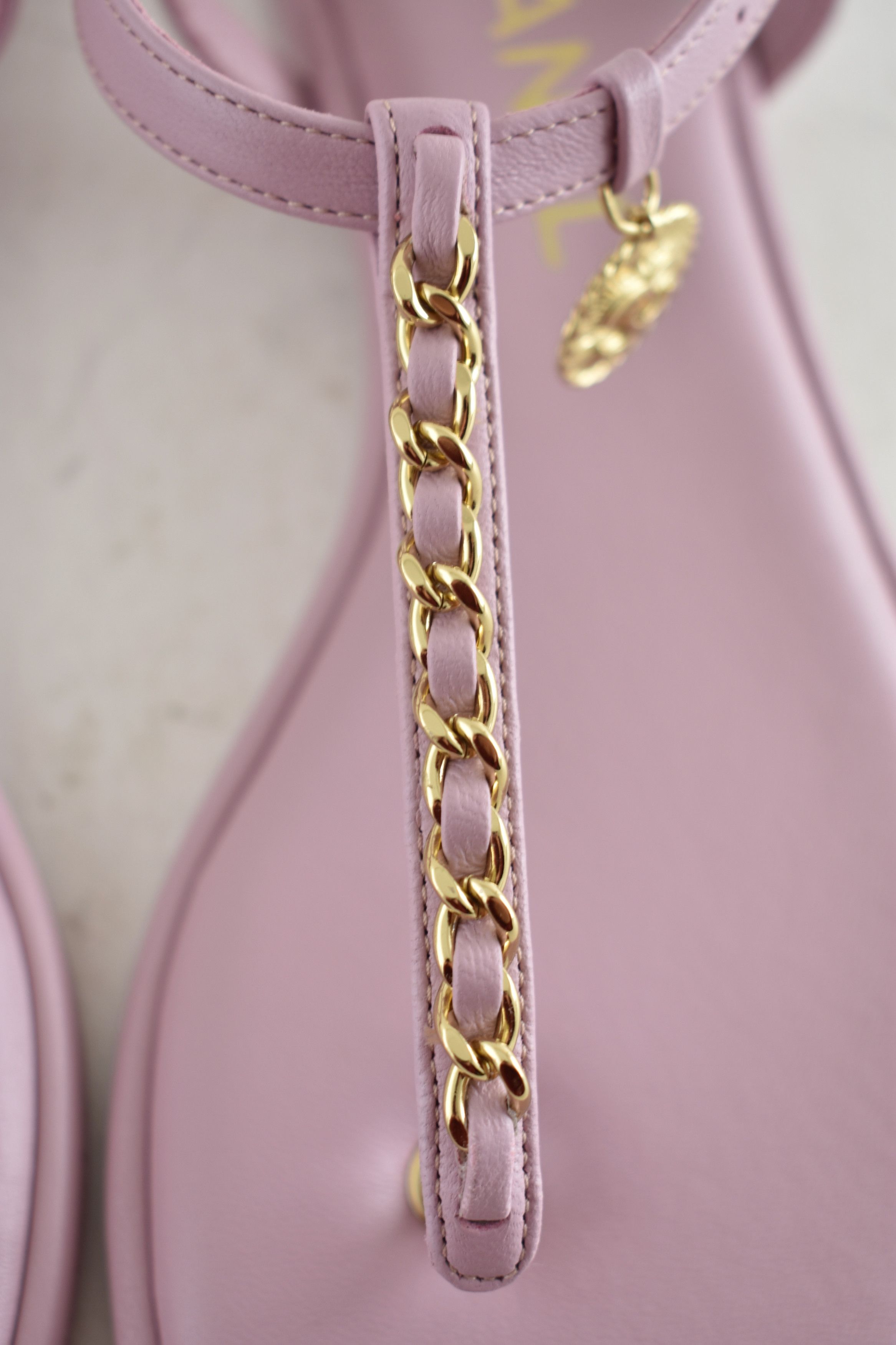 Chanel Chanel 24B Lilac Pink Gold CC Logo Flat Thong Sandal 39.5 Size US 9.5 / IT 39.5 - 7 Thumbnail
