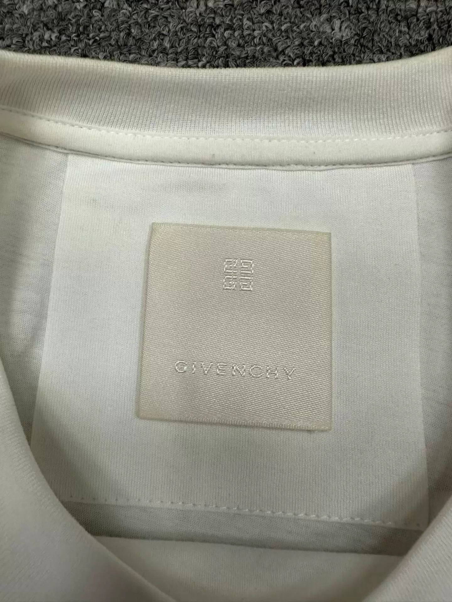 Givenchy Givenchy distressed logo short sleeve M Worn once Size US M / EU 48-50 / 2 - 3 Thumbnail
