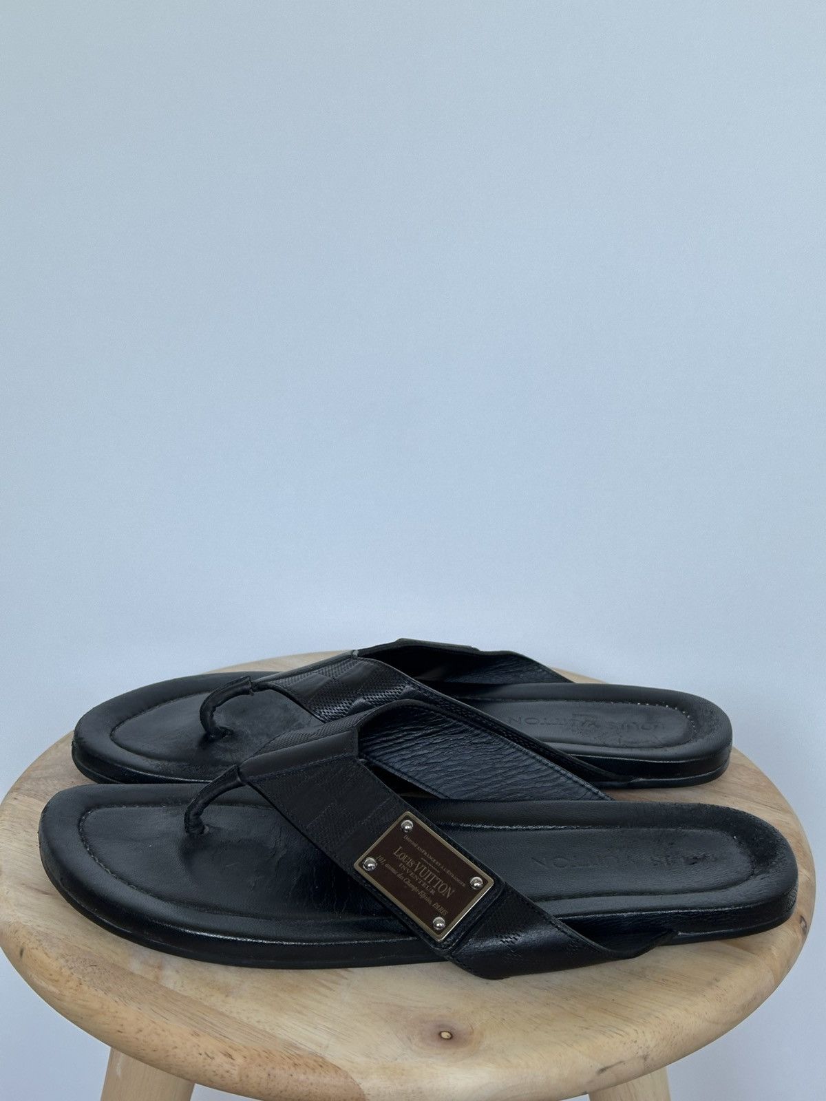 Designer × Louis Vuitton Louis Vuitton leather flip flops sandals metal logo Size US 7 / EU 40 - 2 Thumbnail