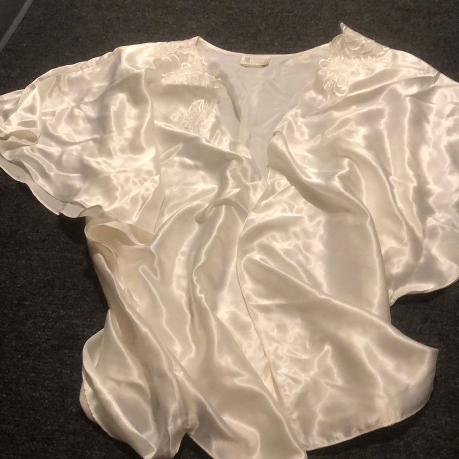 Vintage California Dynasty VNTG Shoulder Pads Silky Floral Lace Robe Size ONE SIZE - 1 Thumbnail