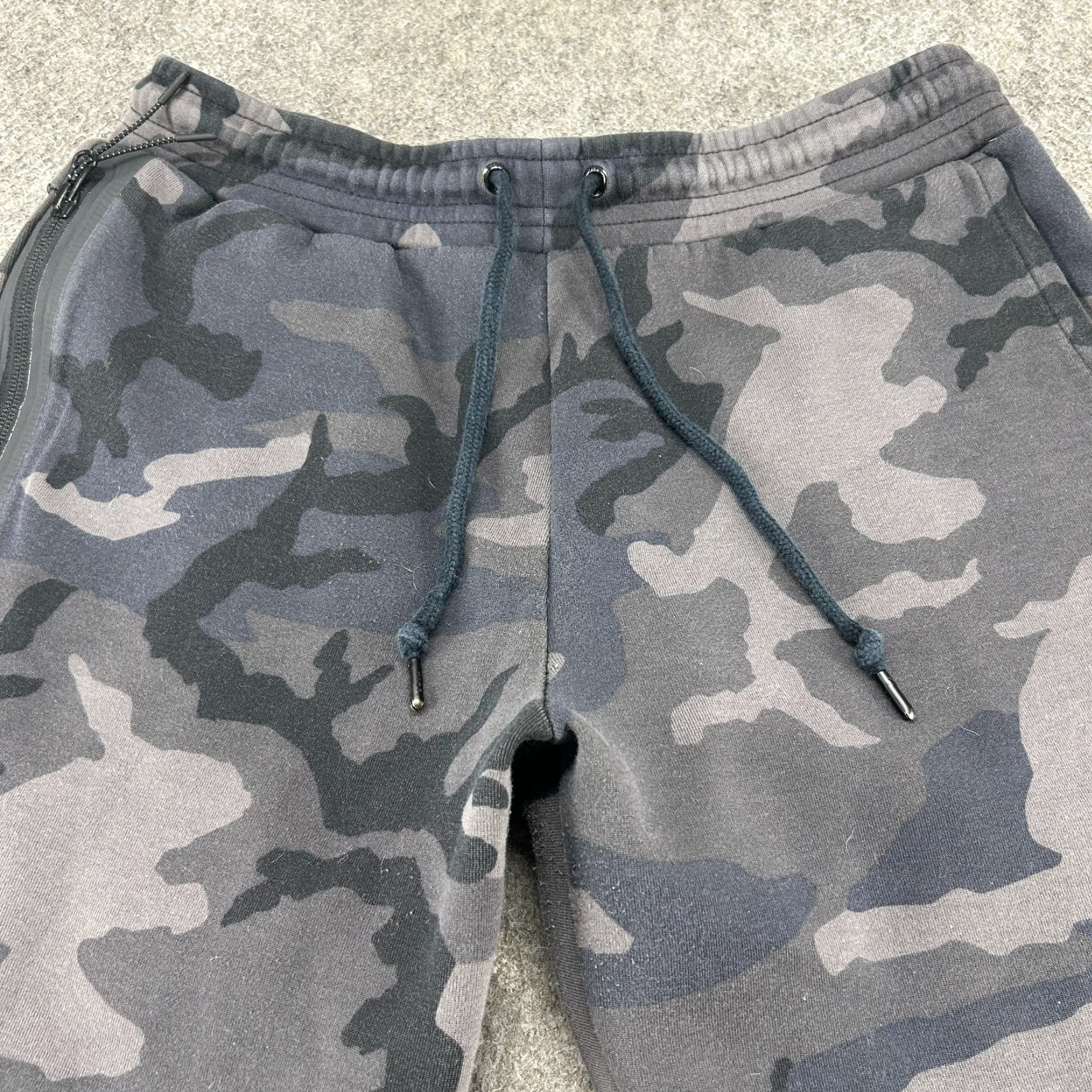 Nike Nike Tech Fleece Jogger Pants Mens M Grey Black Camo Sweatpants Swoosh Drawstring Tapered Regular Fit Activwear Cross Training Gym & Running Size US 31 - 2 Thumbnail