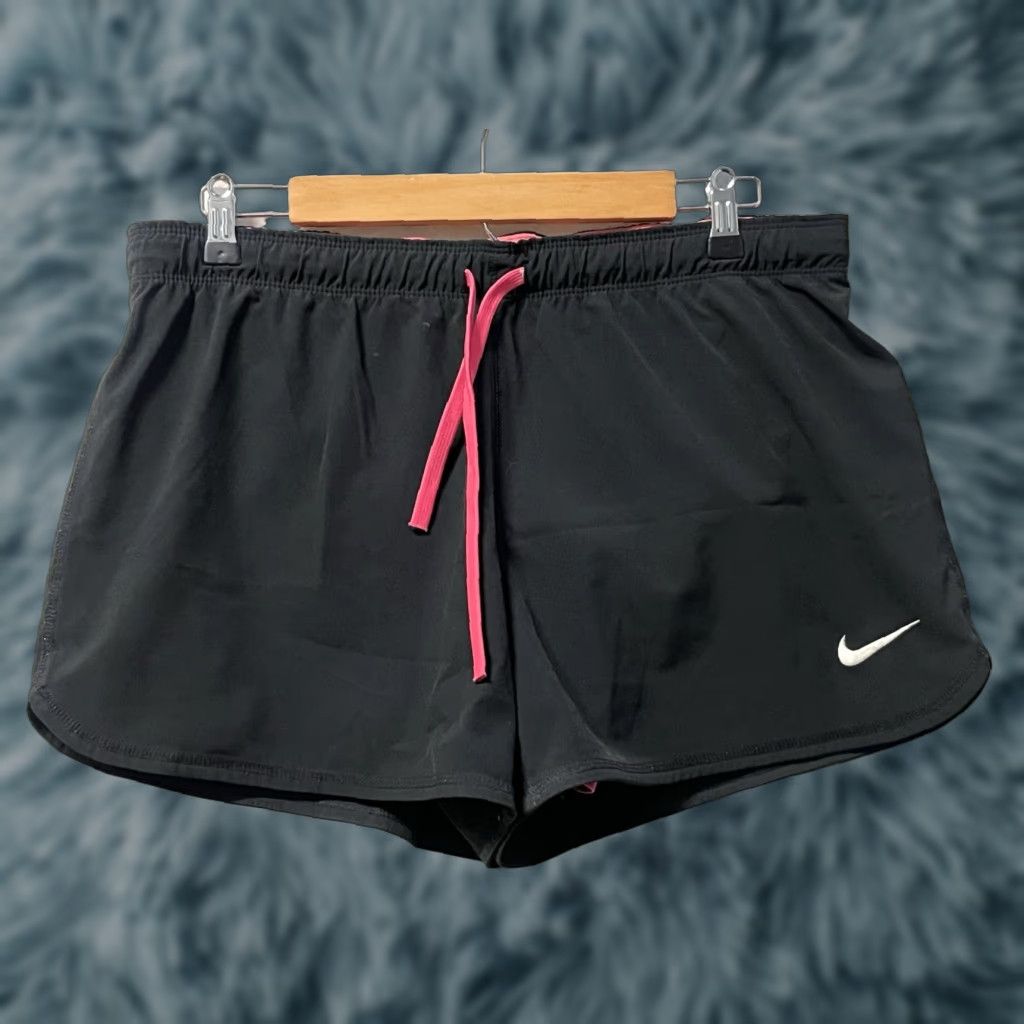 Nike **Nike Black XL Women's Athletic Shorts with Pink Lining** User: Nike Classic Fit Black XL Women's Athletic Shorts with Pink Lining Size 40" / US 18 - 1 Thumbnail