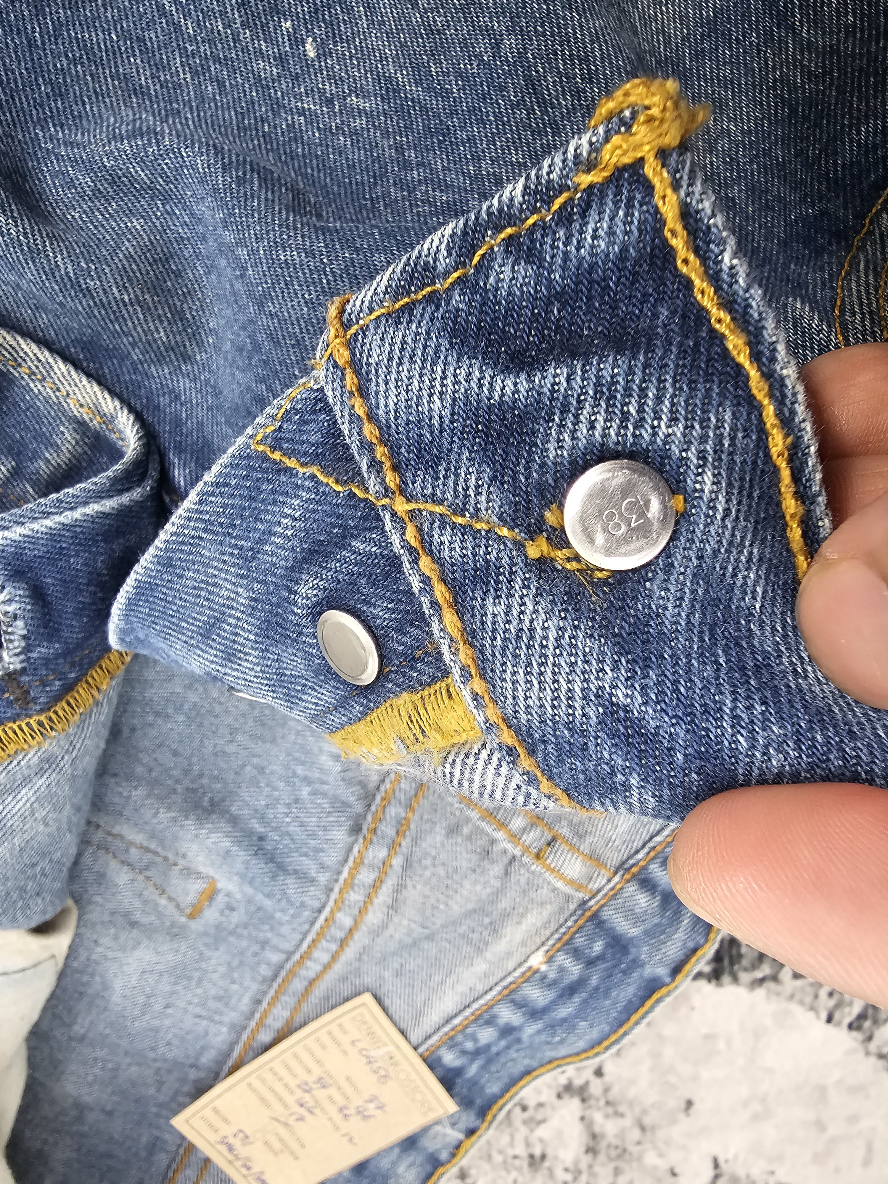 Levi's Vintage LEVIS 501 Medium Wash Blue Jeans L0456 Size 37X34 Size US 37 - 12 Thumbnail