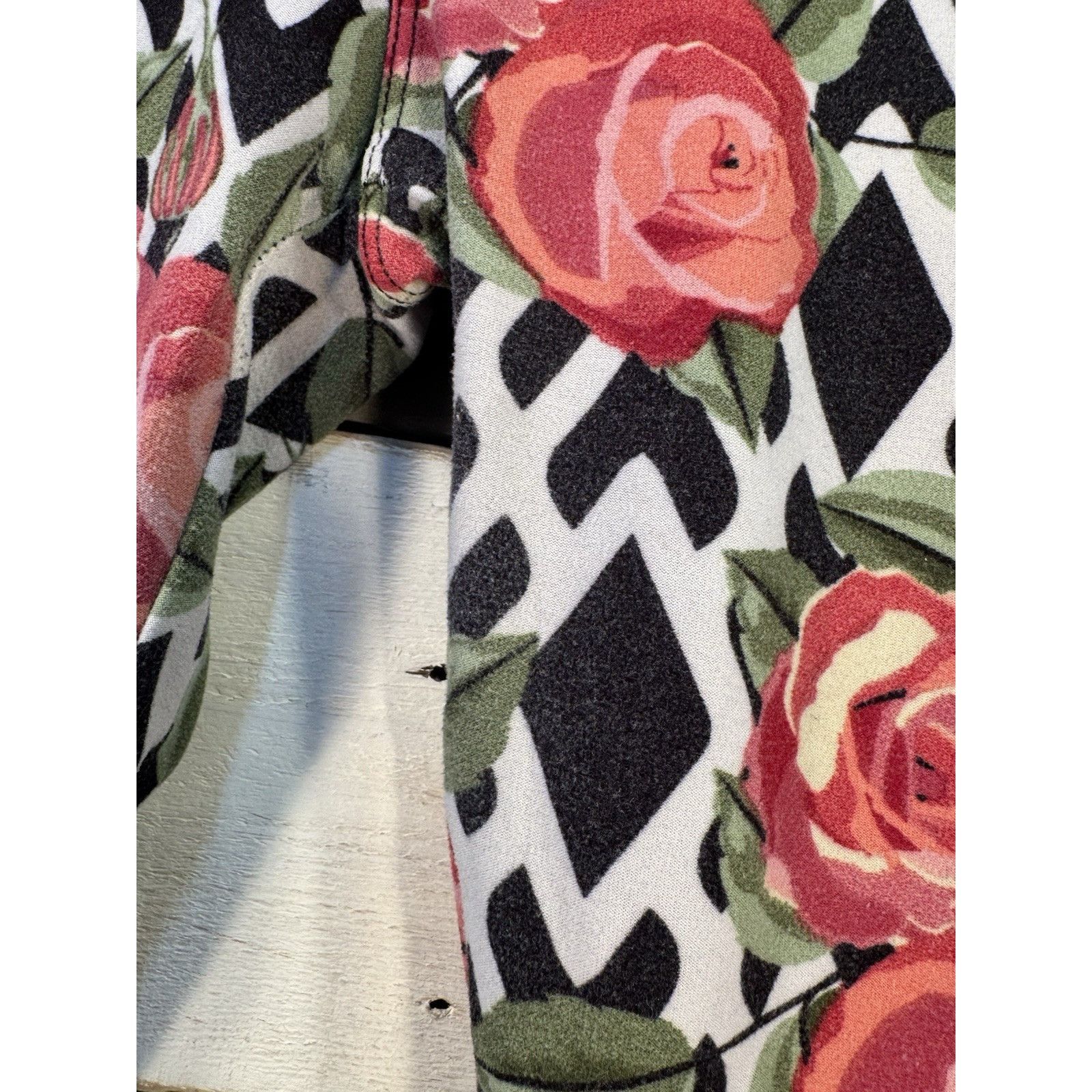 Other LuLaRoe Leggings OS One Size BLACK WHITE PINK ROSES Used Con Size 29" - 3 Thumbnail