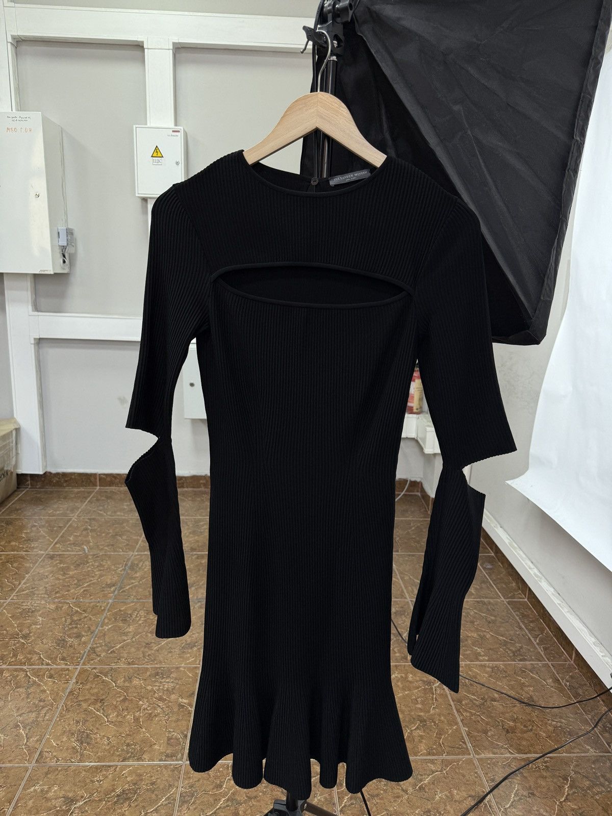Alexander McQueen 🇮🇹 RRP $2490 Alexander McQueen Black Cut-Out Sleeve Dress Size XS / US 0-2 / IT 36-38 - 3 Thumbnail